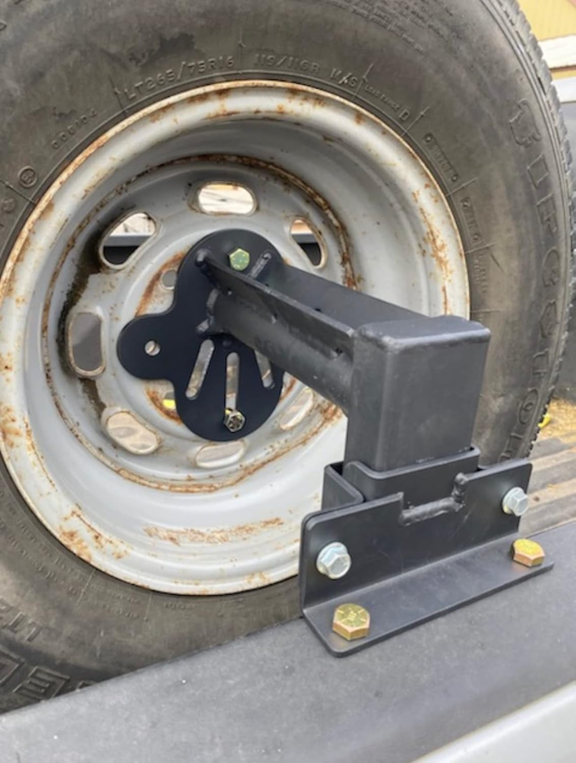 Universal 4x4 Bed Mounted Spare Tire Carrier