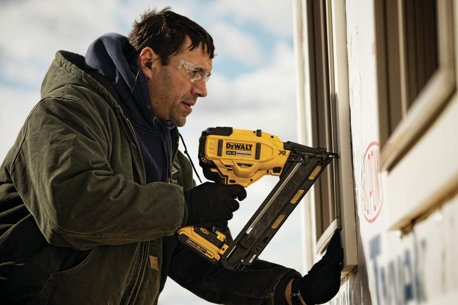 DEWALT DCN650D1 20V MAX XR 15 GA Cordless Angled Finish Nailer Kit