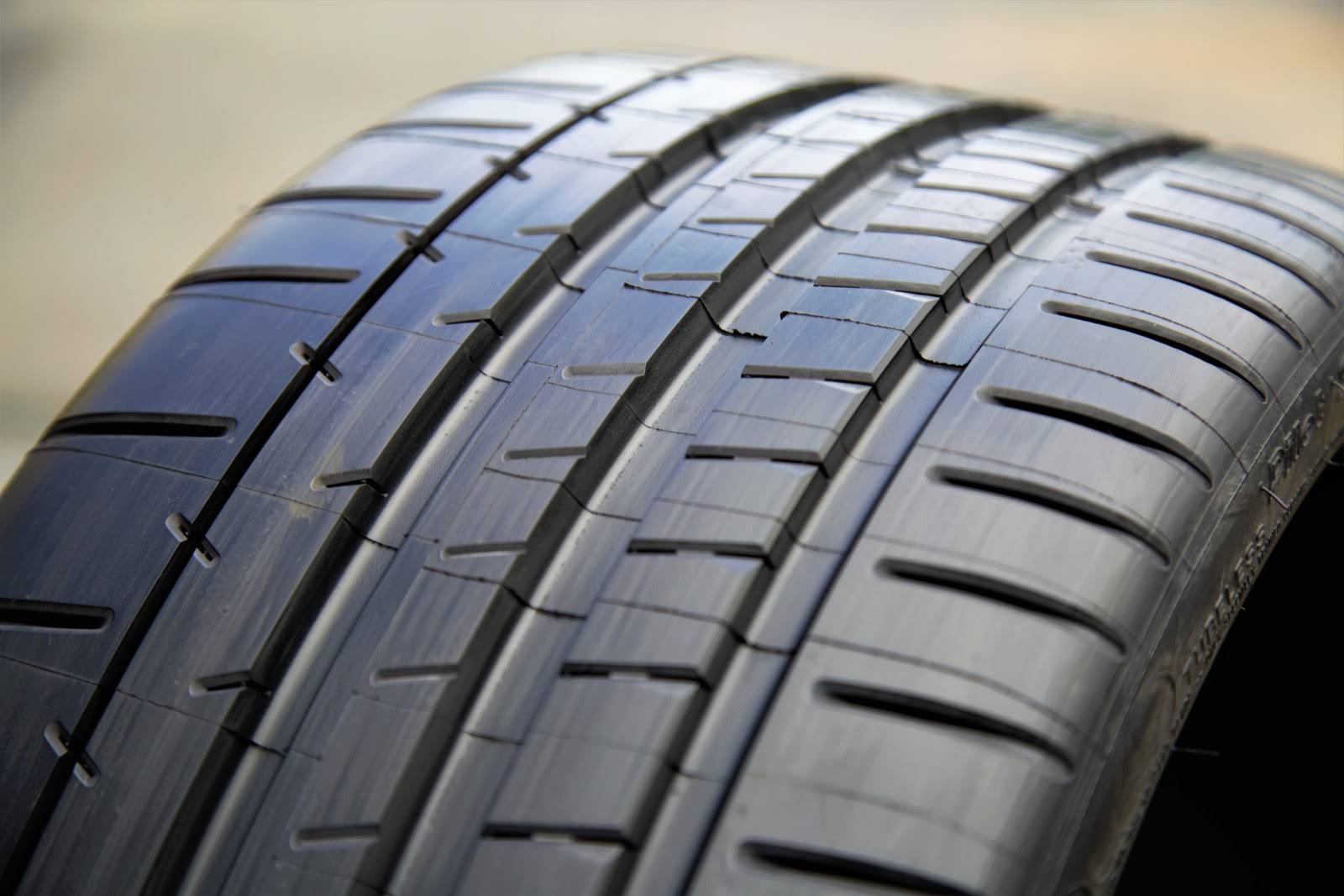 Michelin Pilot Super Sport Tire 245/40ZR19