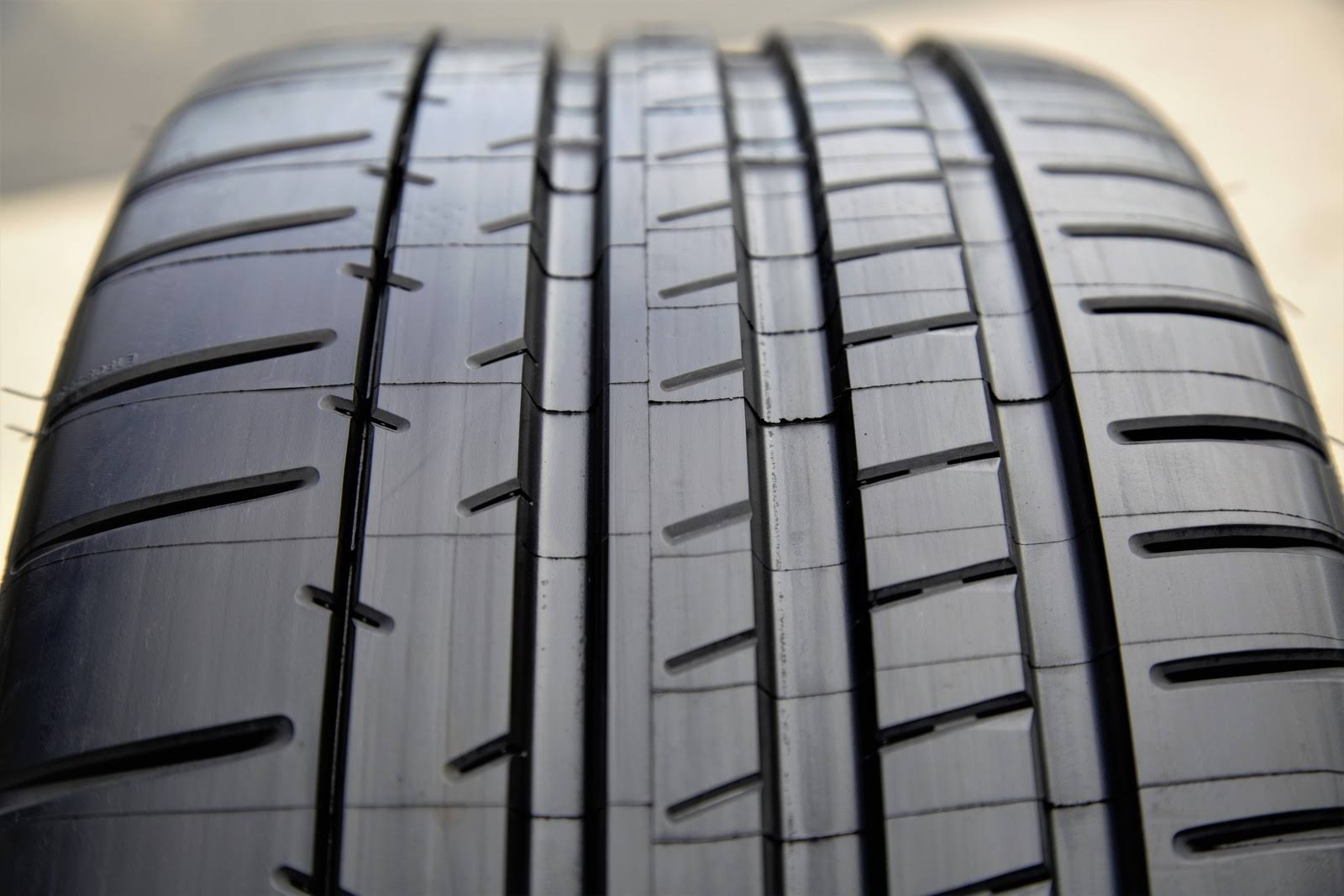 Michelin Pilot Super Sport Tire 245/40ZR19