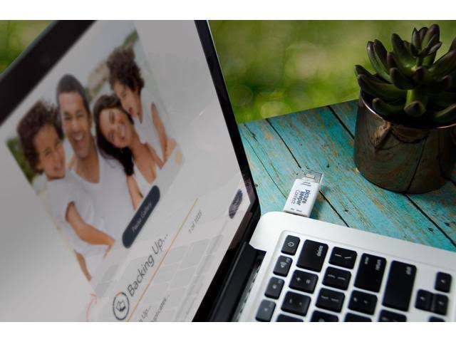 Picture Keeper 32GB Portable Flash USB Photo Backup and Storage Device
