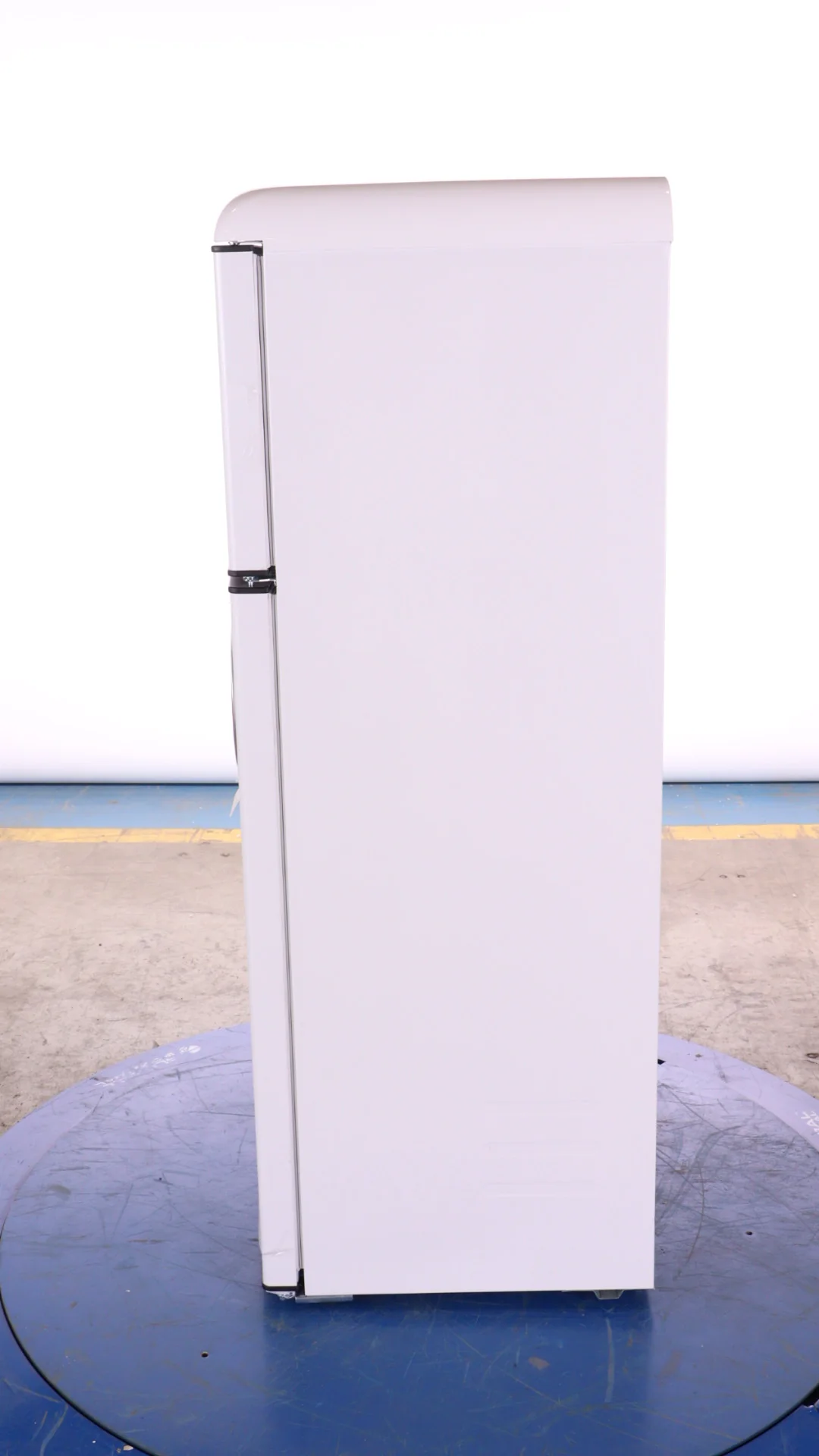 GALANZ 22 IN 7.6 CU FT. WHITE COUNTER DEPTH RETRO TOP MOUNT REFRIGERATOR WITH MATTE BLACK HARDWARE -