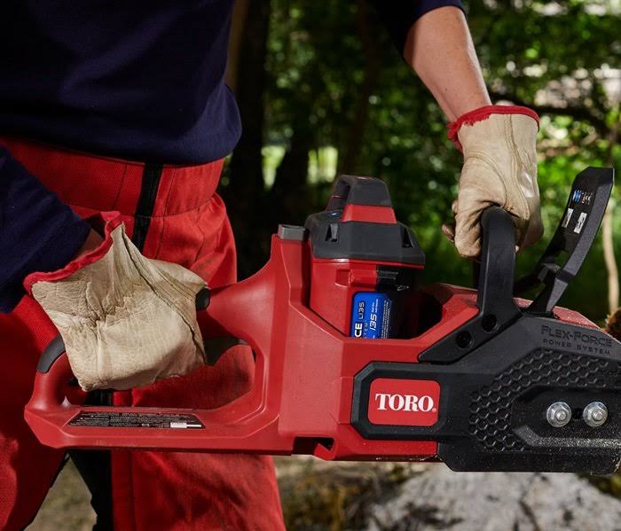 Toro 7013894 16 in. 60V Flex Force Battery Chainsaw Kit