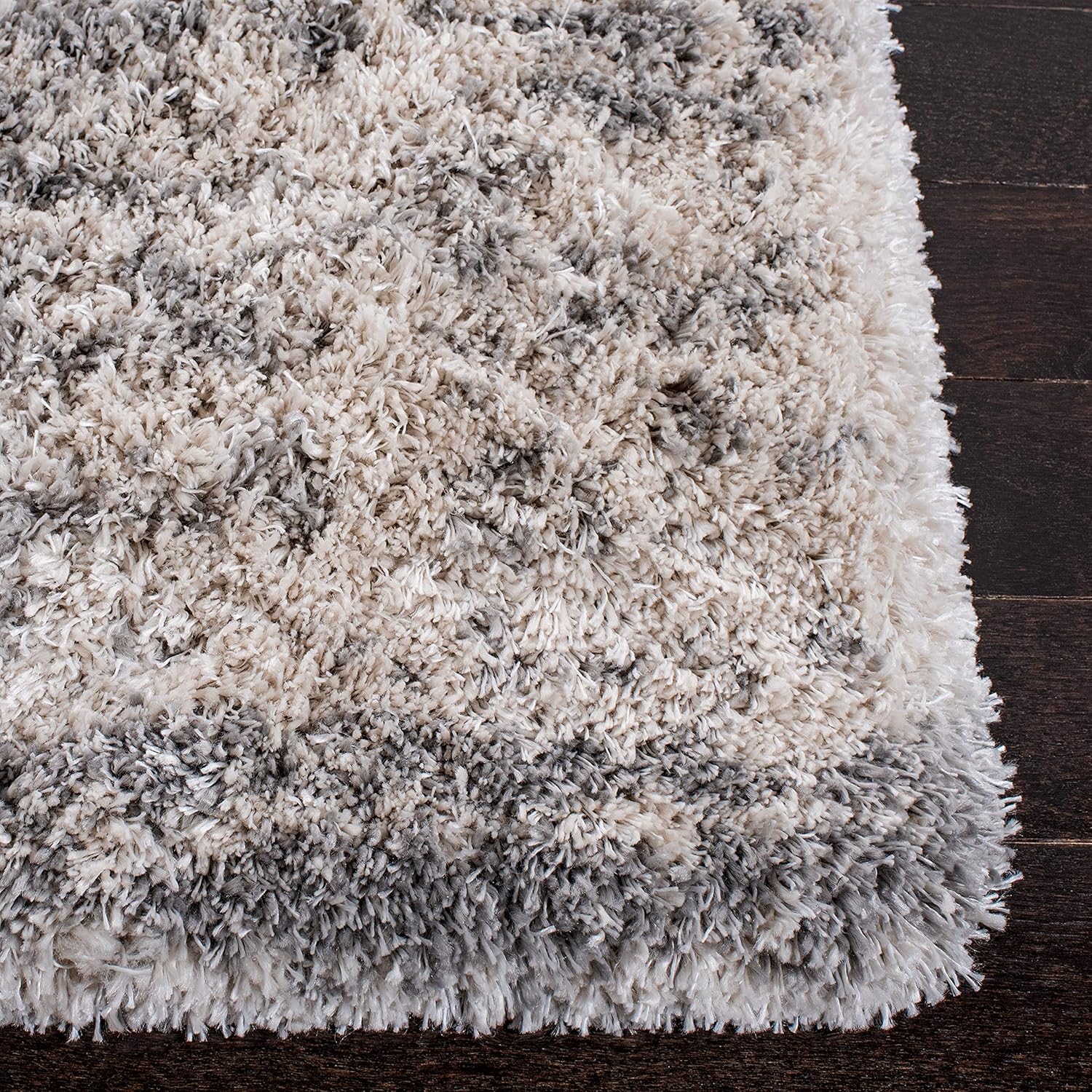 SAFAVIEH Iceland Shag Collection Area Rug - 6' x 9', Ivory & Grey, Modern Design, Non-Shedding & Easy Care, 2.6-inch Thick Ideal for High Traffic Areas in Living Room, Bedroom (ISG511A)