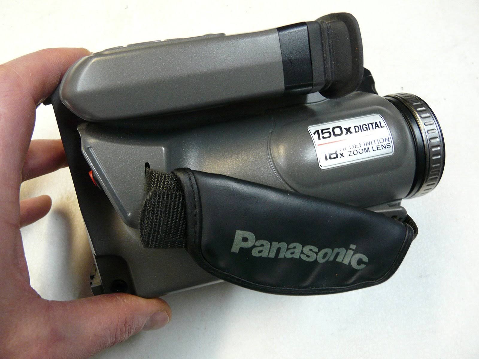 Panasonic PV-L580D Compact VHS/VHS-C Palmcorder Camcorder Bundle