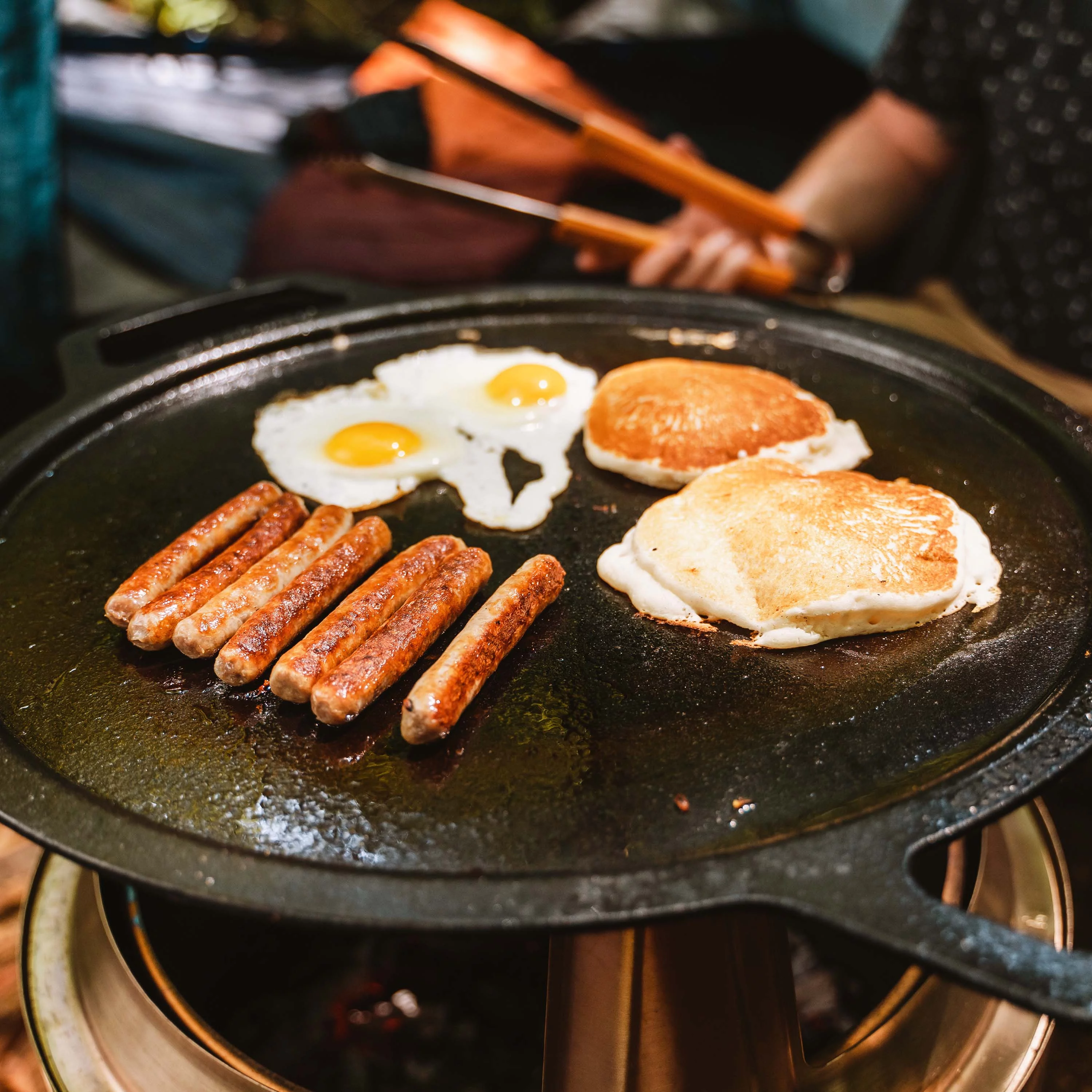 Solo Stove Bonfire Griddle + Hub, Cast Iron Cookware with Stainless steel Hub for 8” Elevation, Addition to Bonfire fire pit, Weight: 19.5lbs , Cooking surface diameter 17.75"