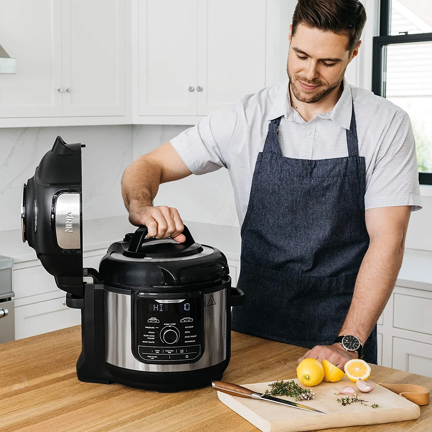 Restored Ninja Foodi 8-qt. 9-in-1 Deluxe XL Pressure Cooker & Air Fryer FD401 (Refurbished)