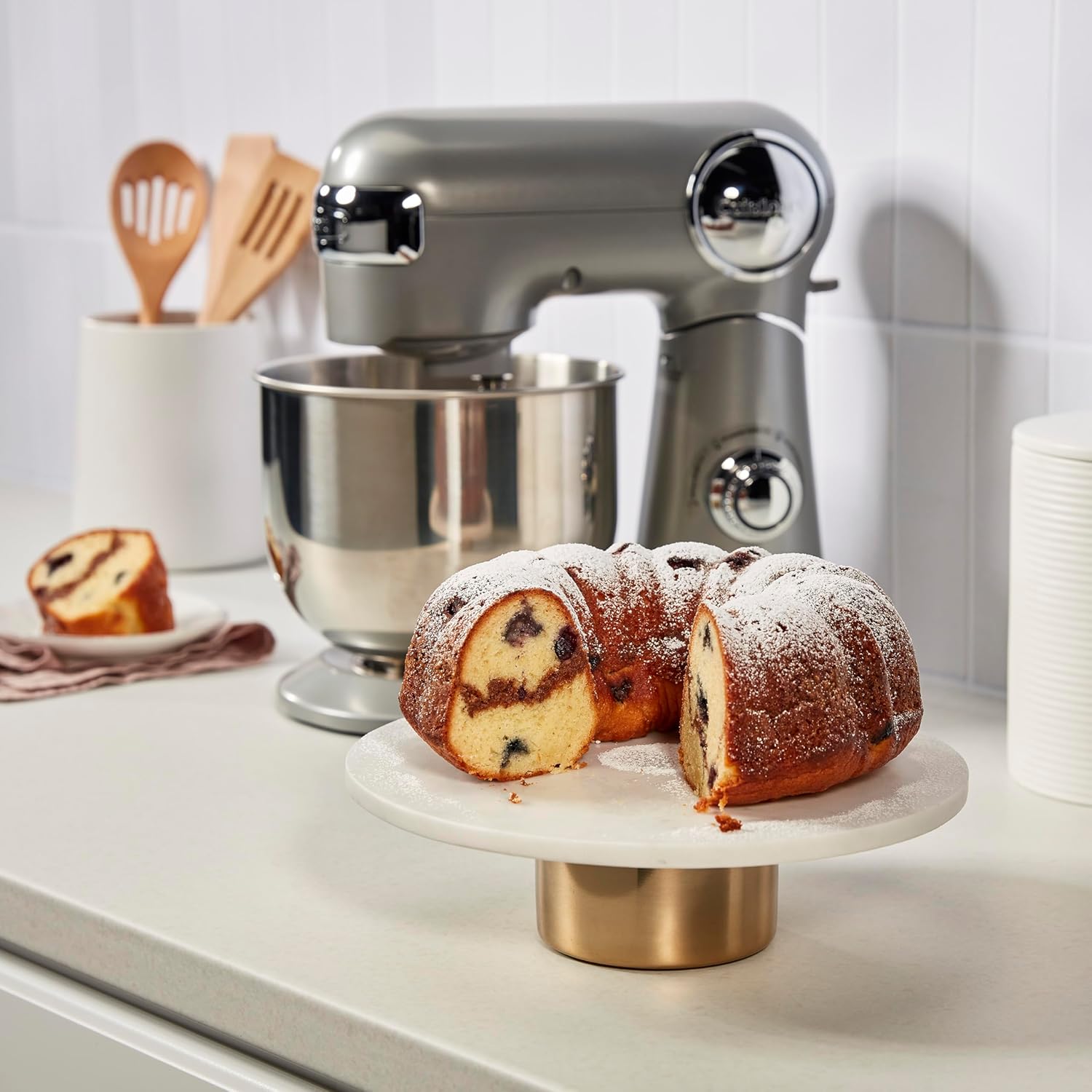 Cuisinart Stand Mixer, 12 Speeds, 5.5-Quart Mixing Bowl, Chef's Whisk, Flat Mixing Paddle, Dough Hook, and Splash Guard with Pour Spout, Silver Lining, SM-50BC, Silver Lining