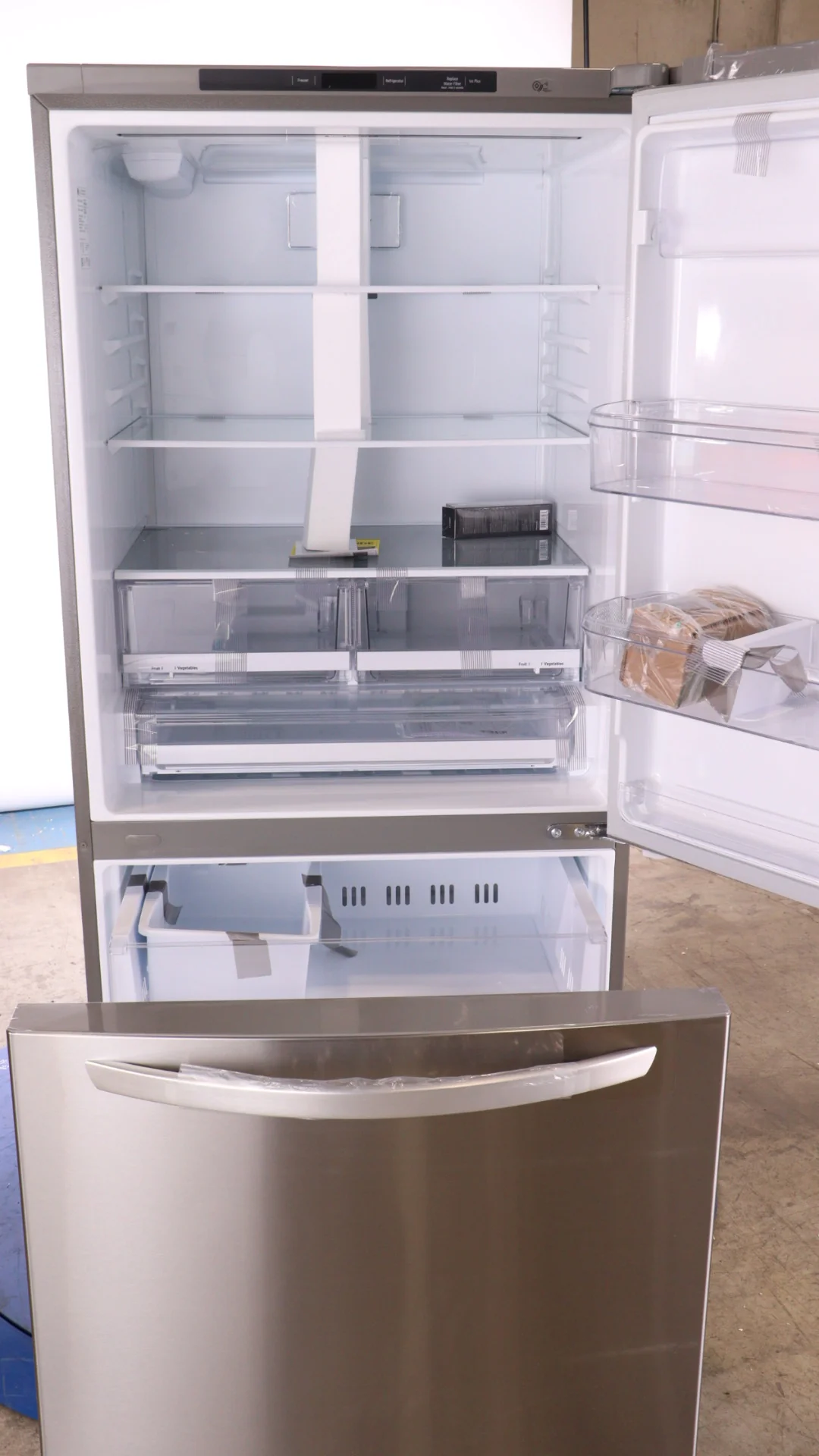 LG 33 IN. 26 CU. FT. SMUDGE-RESISTANT STAINLESS STEEL TWO-DOOR BOTTOM FREEZER DRAWER REFRIGERATOR WI