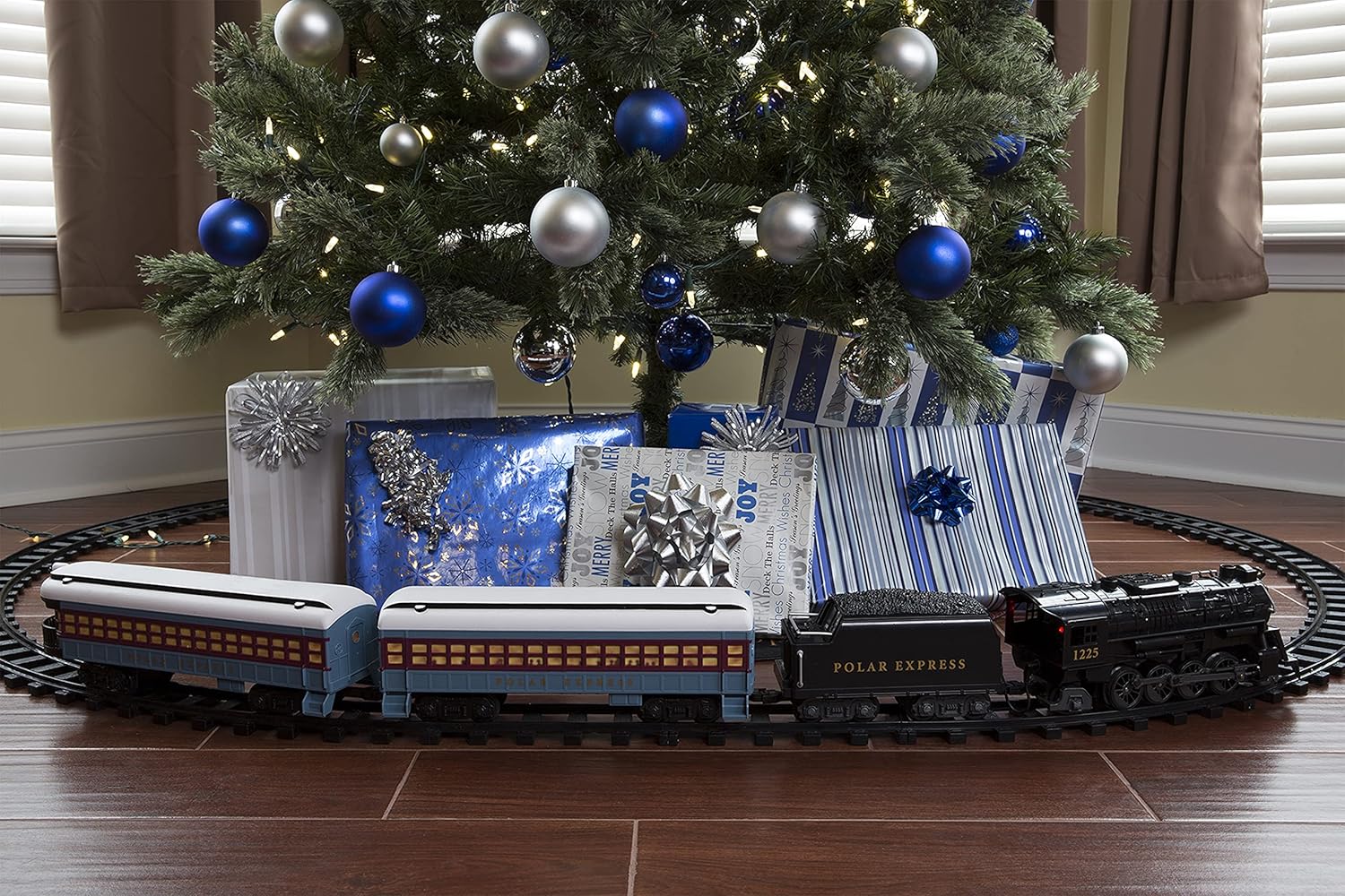 Lionel The Polar Express Ready-to-Play Set, Battery-Powered Berkshire-Style Model Train Set with Remote , Black