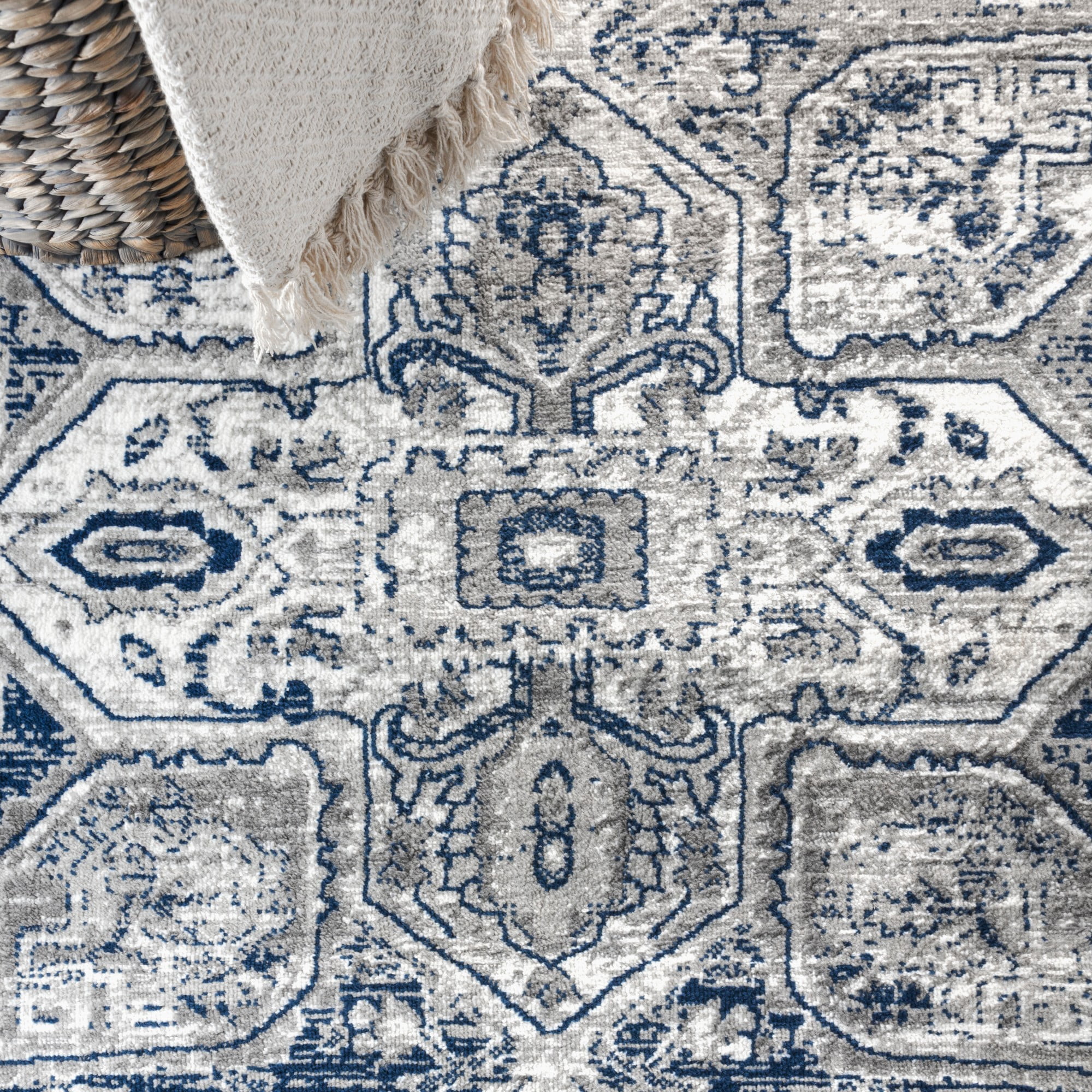 Modern Vintage Medallion Light Grey/Navy 4 ft. x 6 ft. Area Rug