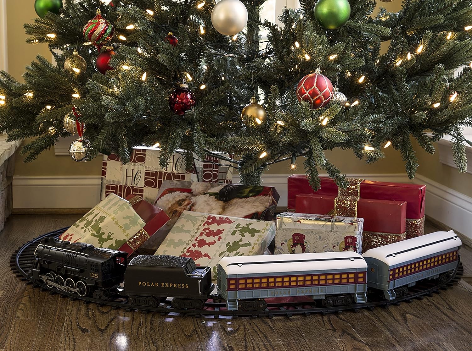Lionel The Polar Express Ready-to-Play Set, Battery-Powered Berkshire-Style Model Train Set with Remote , Black
