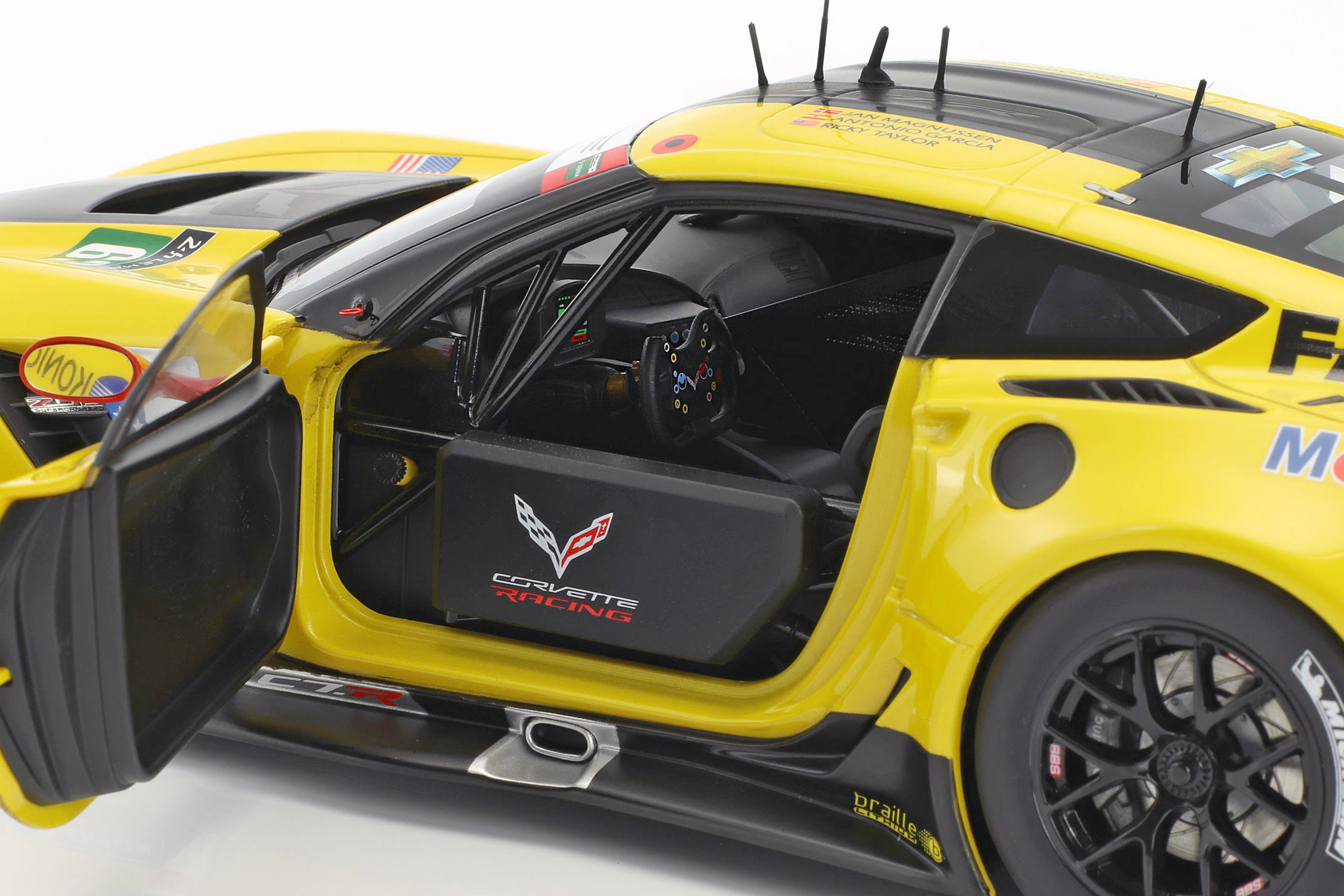 Chevrolet Corvette C7 R #63 Jan Magnussen / Antonio Garcia / Ryan Taylor Le Mans (2016) 1/18 Model Car by AUTOart
