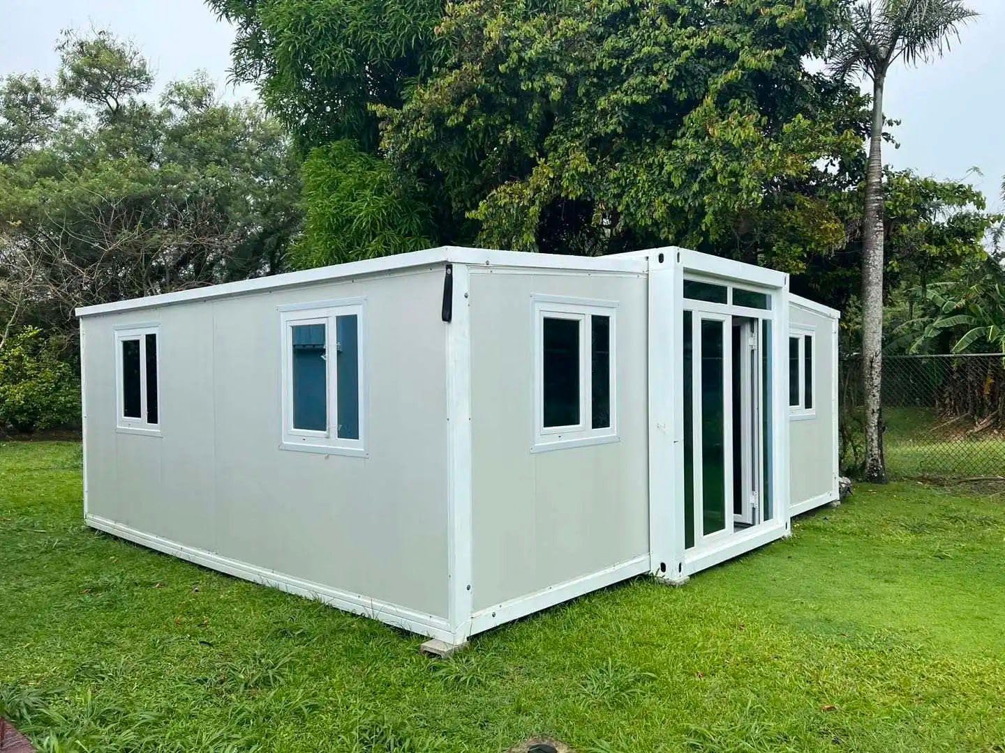 Three Bedroom Portable Tiny Home, 40ft x 20ft, Expandable Plastic Prefab House, Mobile Standard Container Design