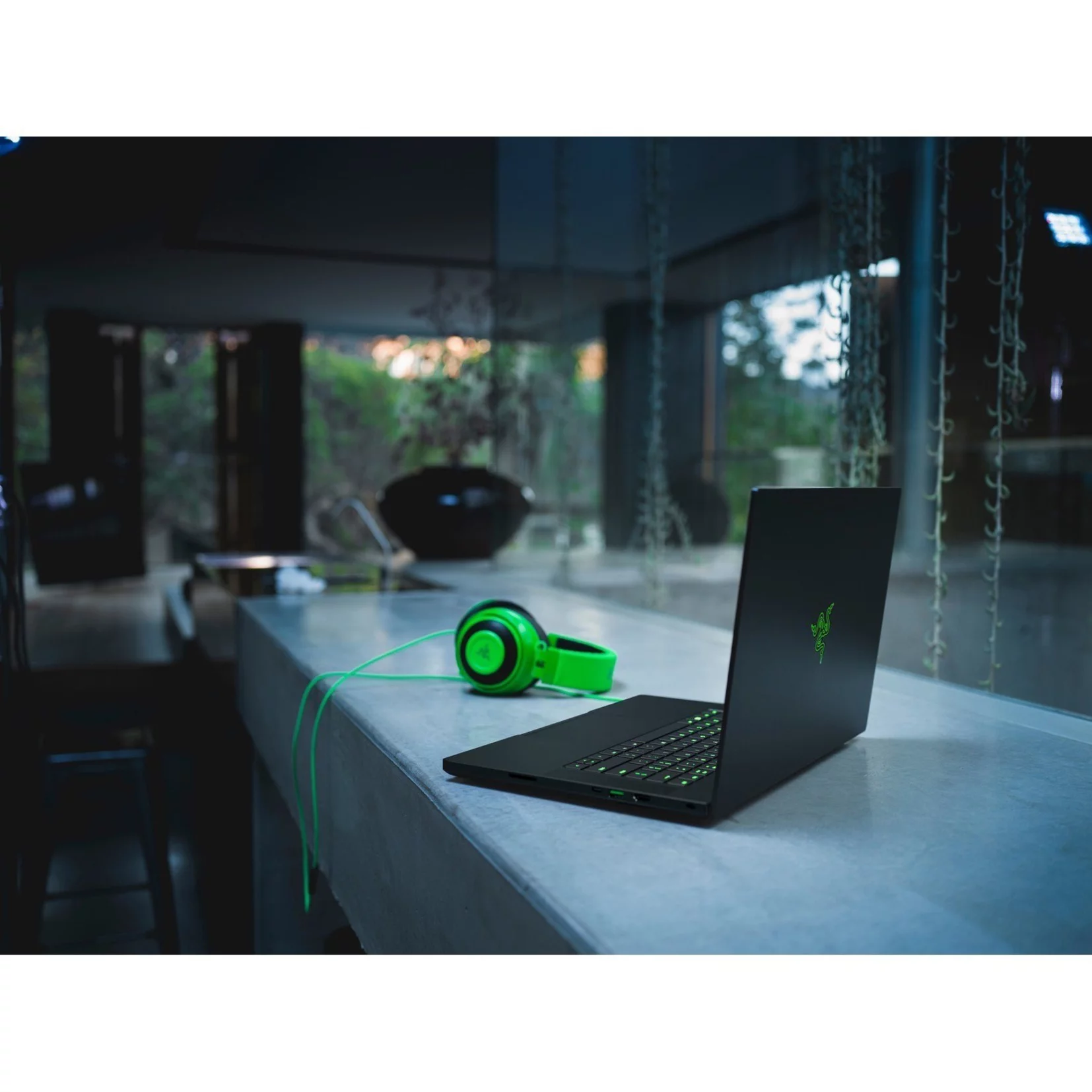 Razer Blade 15 Advanced Edition 15.6" 4K UHD Gaming Laptop, Intel Core i9 i9-12900H, NVIDIA GeForce RTX 3080 Ti 16 GB, 1TB SSD, Windows 11 Home