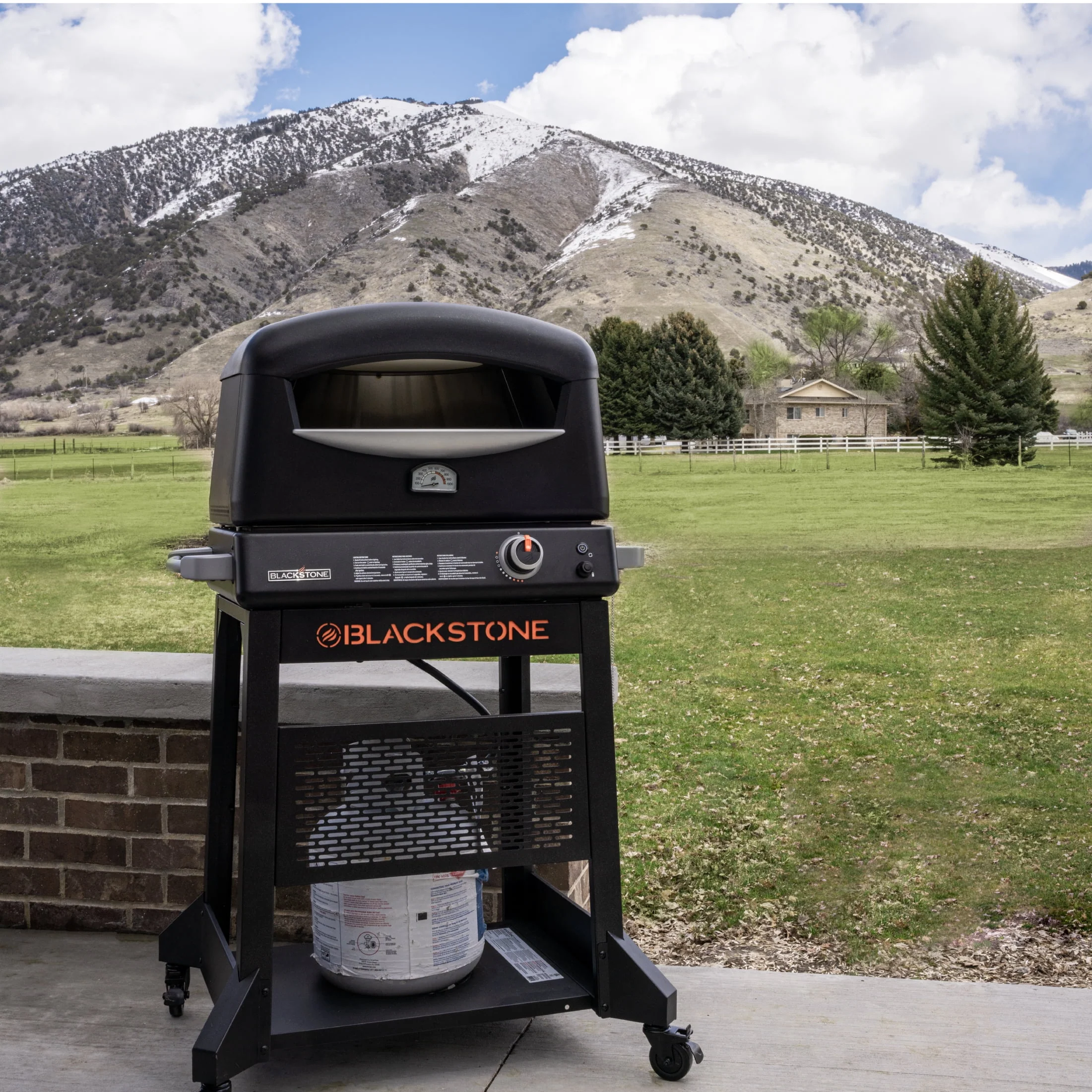 Blackstone Propane Pizza Oven with 16 Rotating Cordierite Stone and Mobile Stand