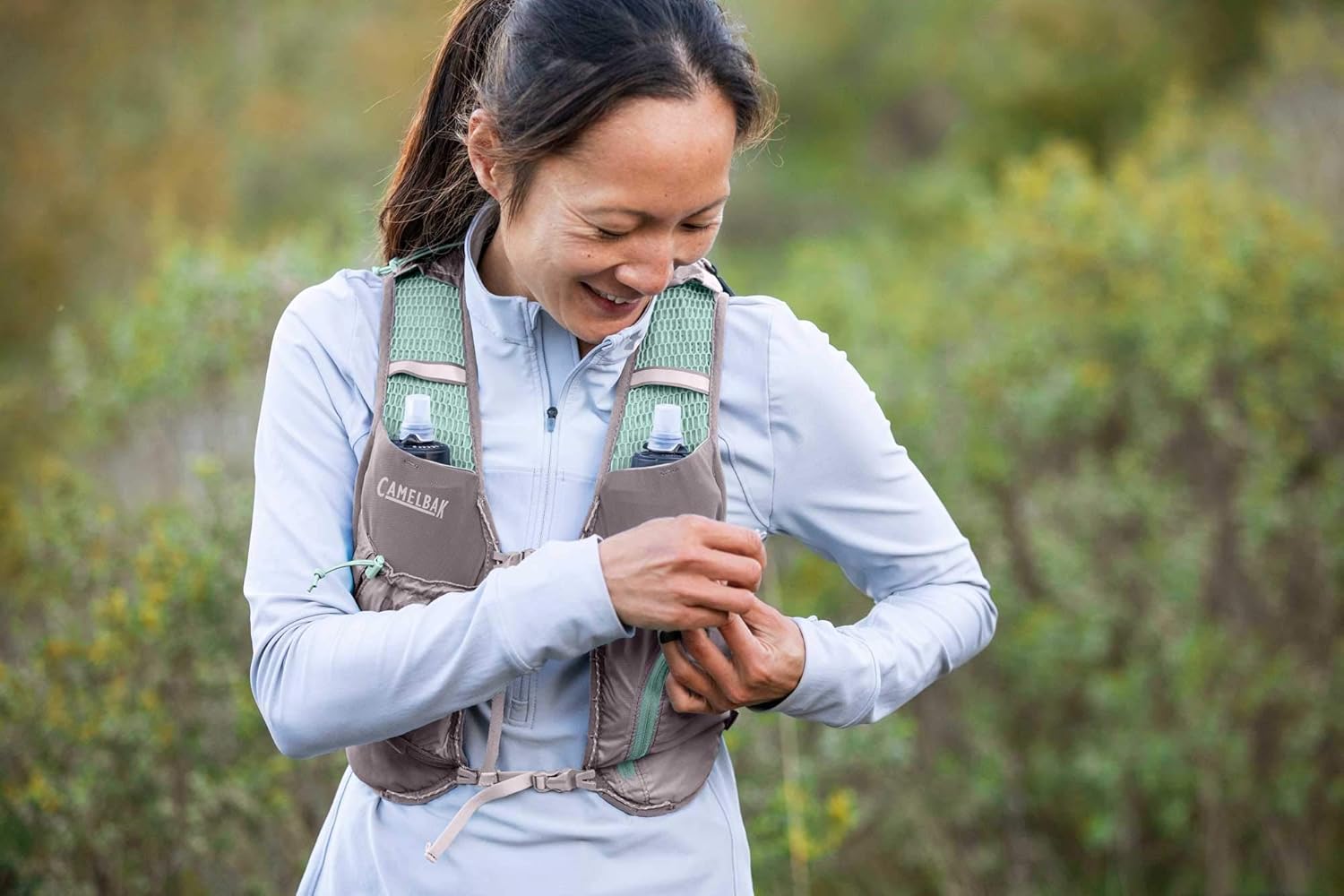 CamelBak Women’s Zephyr Running Hydration Vest 34oz – Body Mapping Technology, Silver/Blue Haze