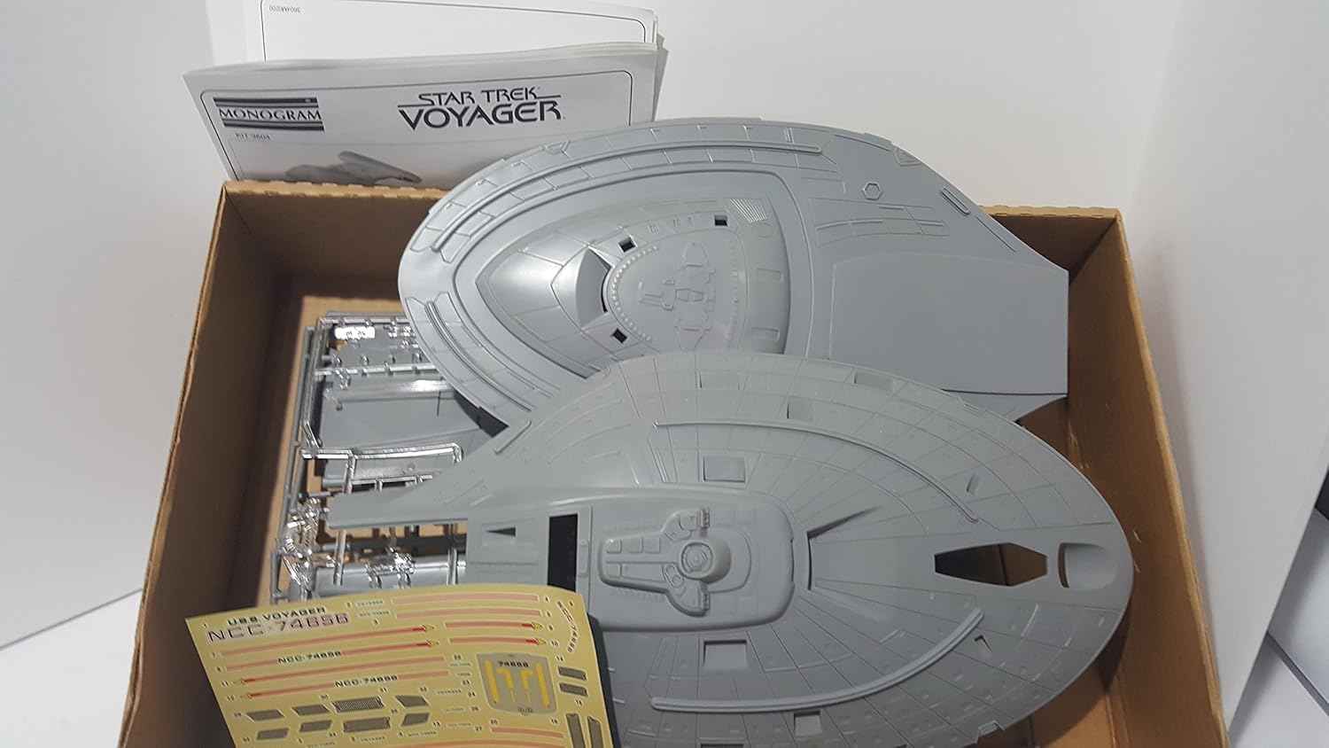 STAR TREK Monogram USS Voyager Spaceship Model Kit