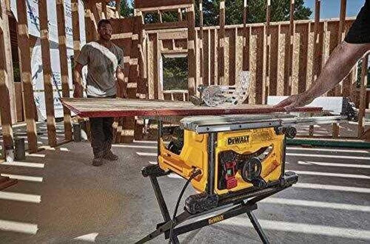 DEWALT Table Saw for Jobsite, Compact, 8-1/4-Inch (DWE7485)