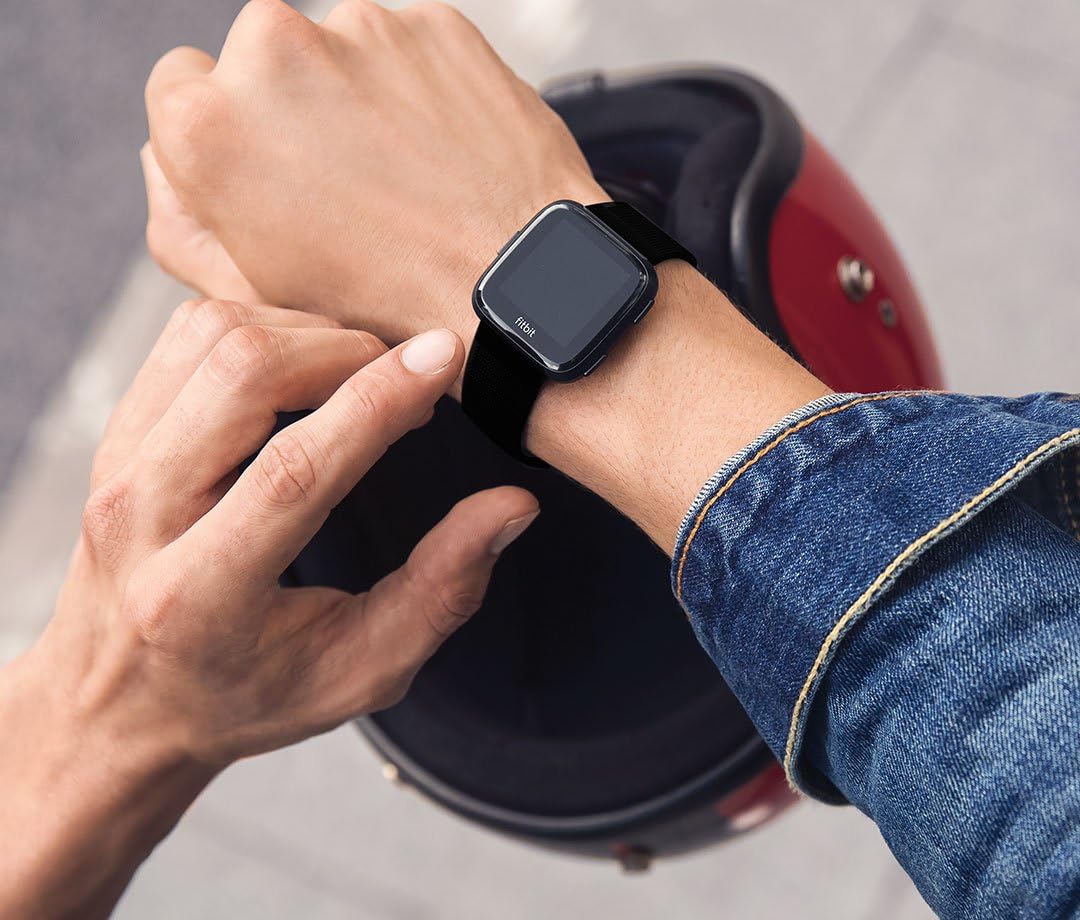 FITBIT Versa Smart Watch, Black/Black Aluminium, One Size (S & L Bands Included)