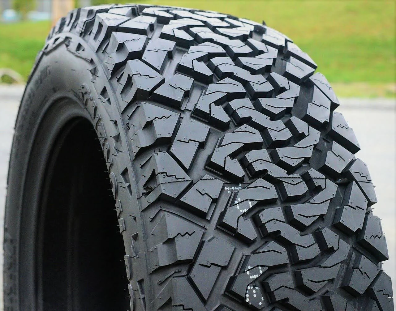 Venom Power Terra Hunter X/T Lt37/13.50r24 124Q Tire