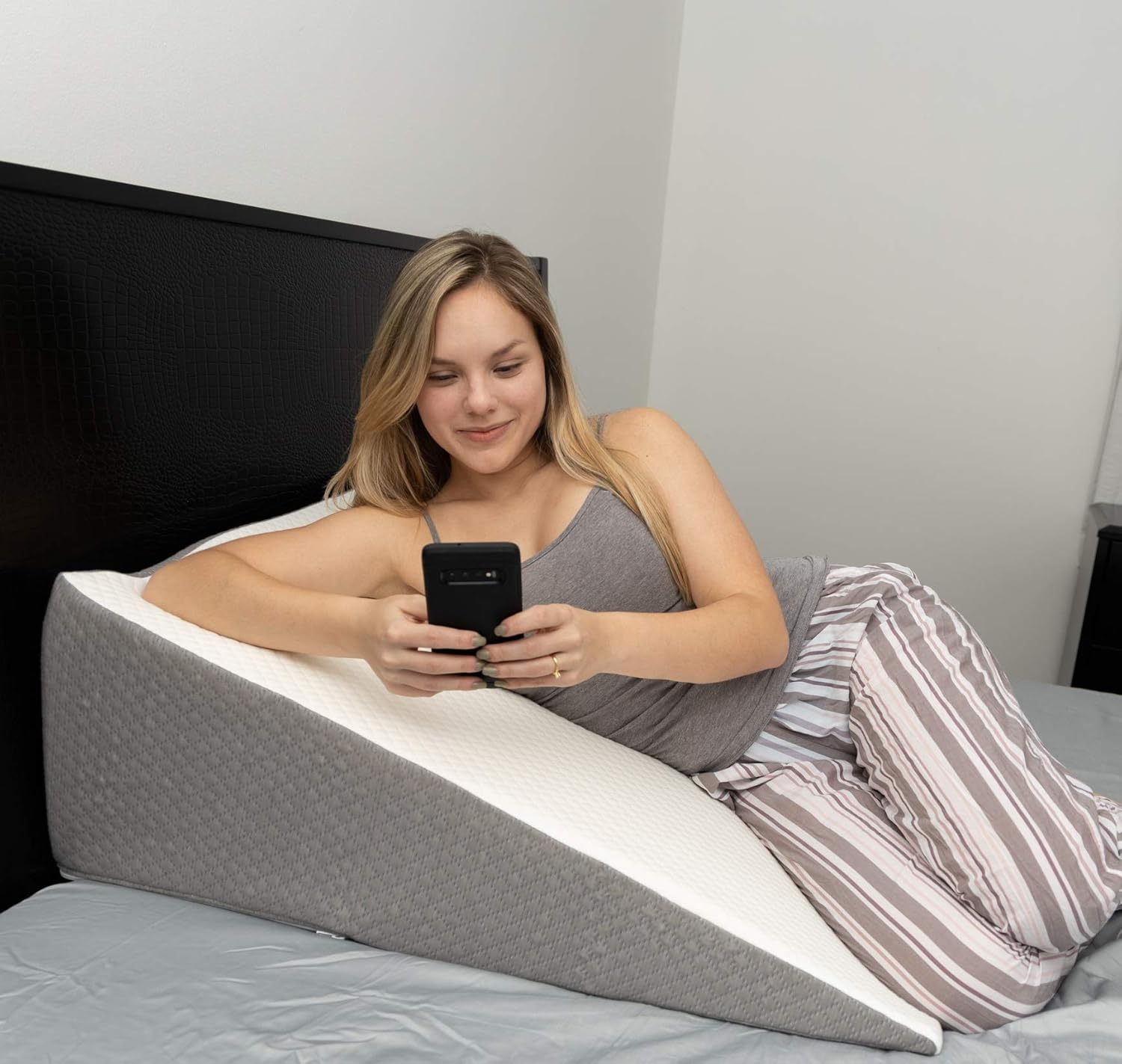 Kӧlbs Bed Wedge Pillow with Memory Foam Top | Stylish Chic Jacquard Cover | Wedge Pillow for Sleeping and Acid Reflux, Heartburn, and GERD Pillow &ndash; Snoring Pillow