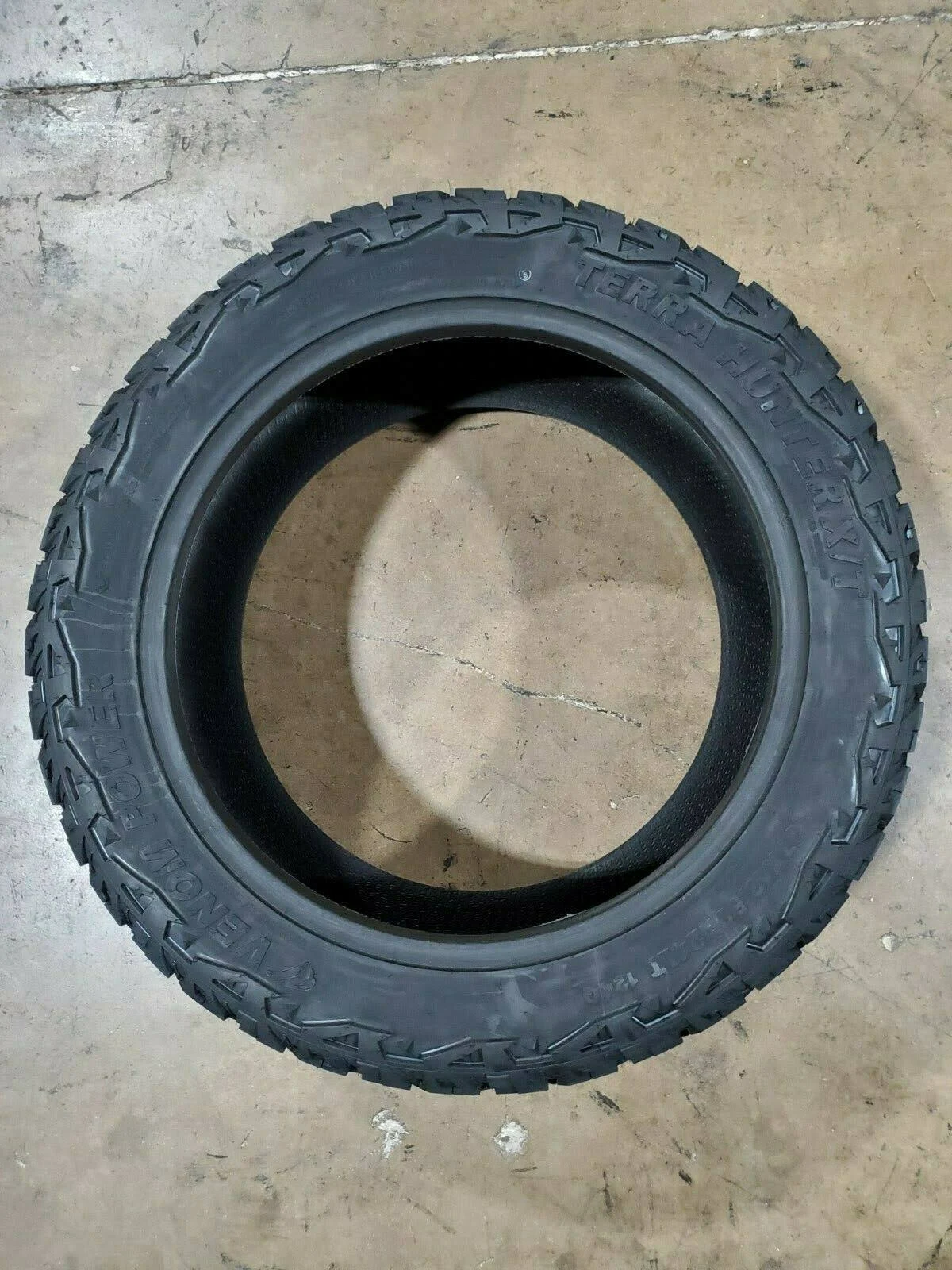 Venom Power Terra Hunter X/T Lt37/13.50r24 124Q Tire