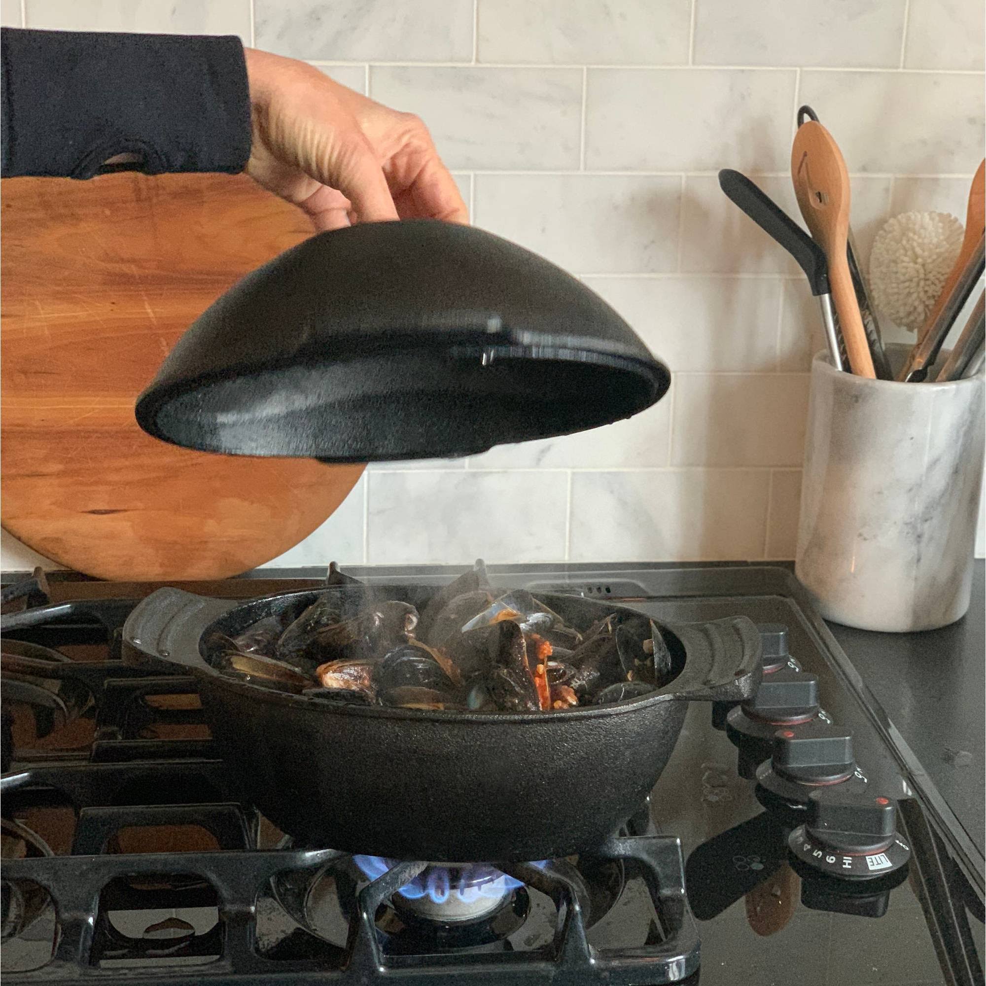 Outset Cast Iron 2.5 Quart Seafood and Mussel Pot with Lid for Empty Shells 76495