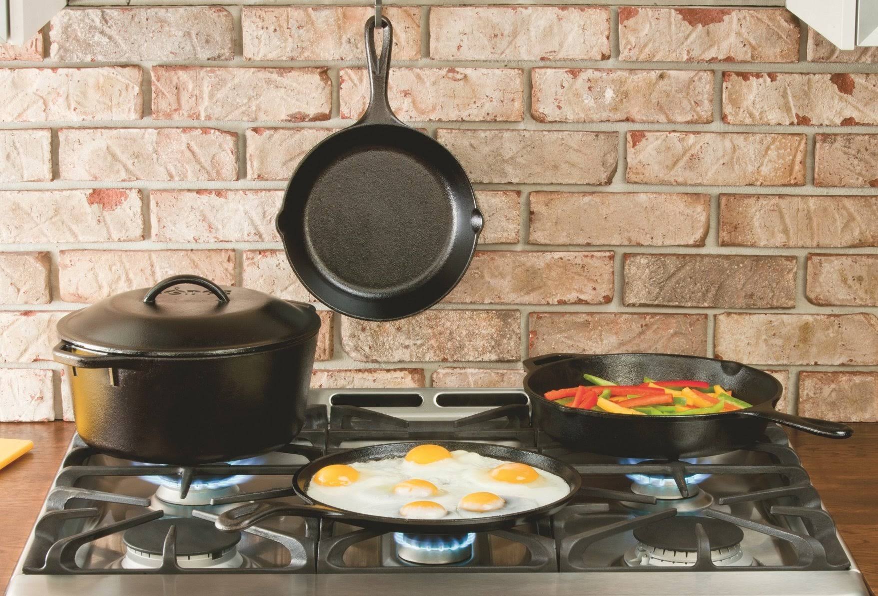 Lodge L8CF3 Cast Iron Covered Chicken Fryer Pre-Seasoned 3-Quart Black