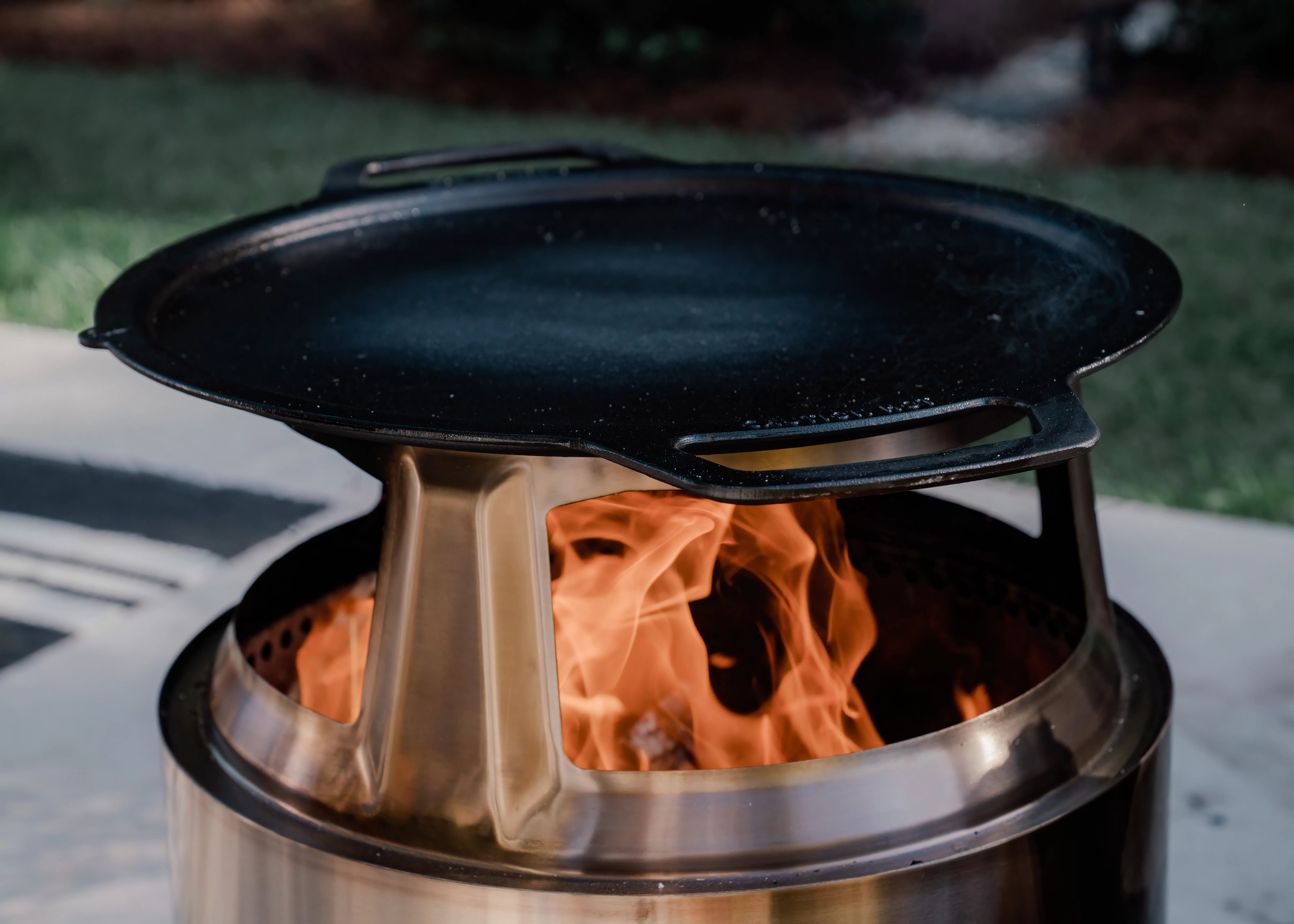 Solo Stove Bonfire Griddle + Hub, Cast Iron Cookware with Stainless steel Hub for 8” Elevation, Addition to Bonfire fire pit, Weight: 19.5lbs , Cooking surface diameter 17.75"