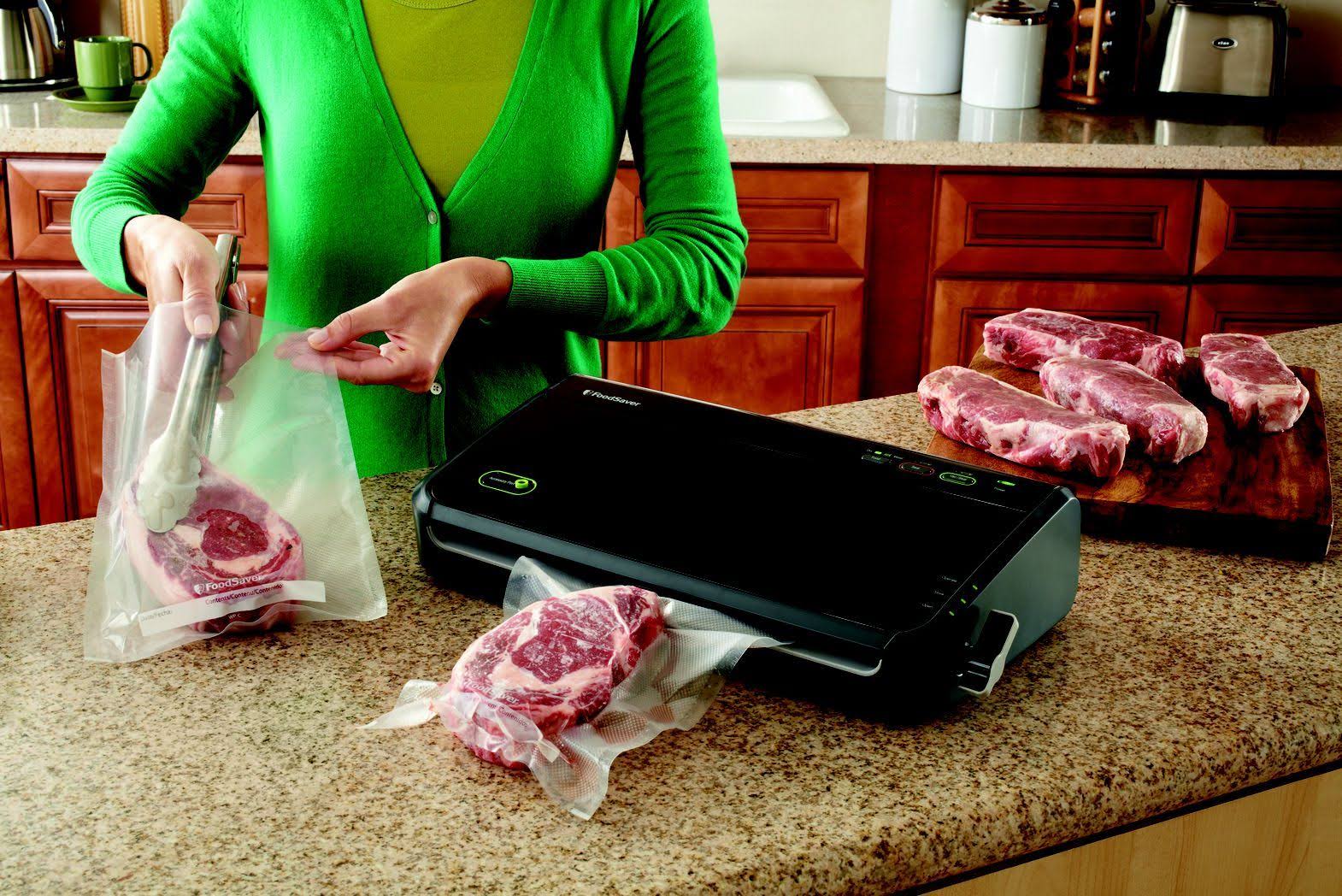 Foodsaver Deluxe System with Handheld Vacuum Sealer