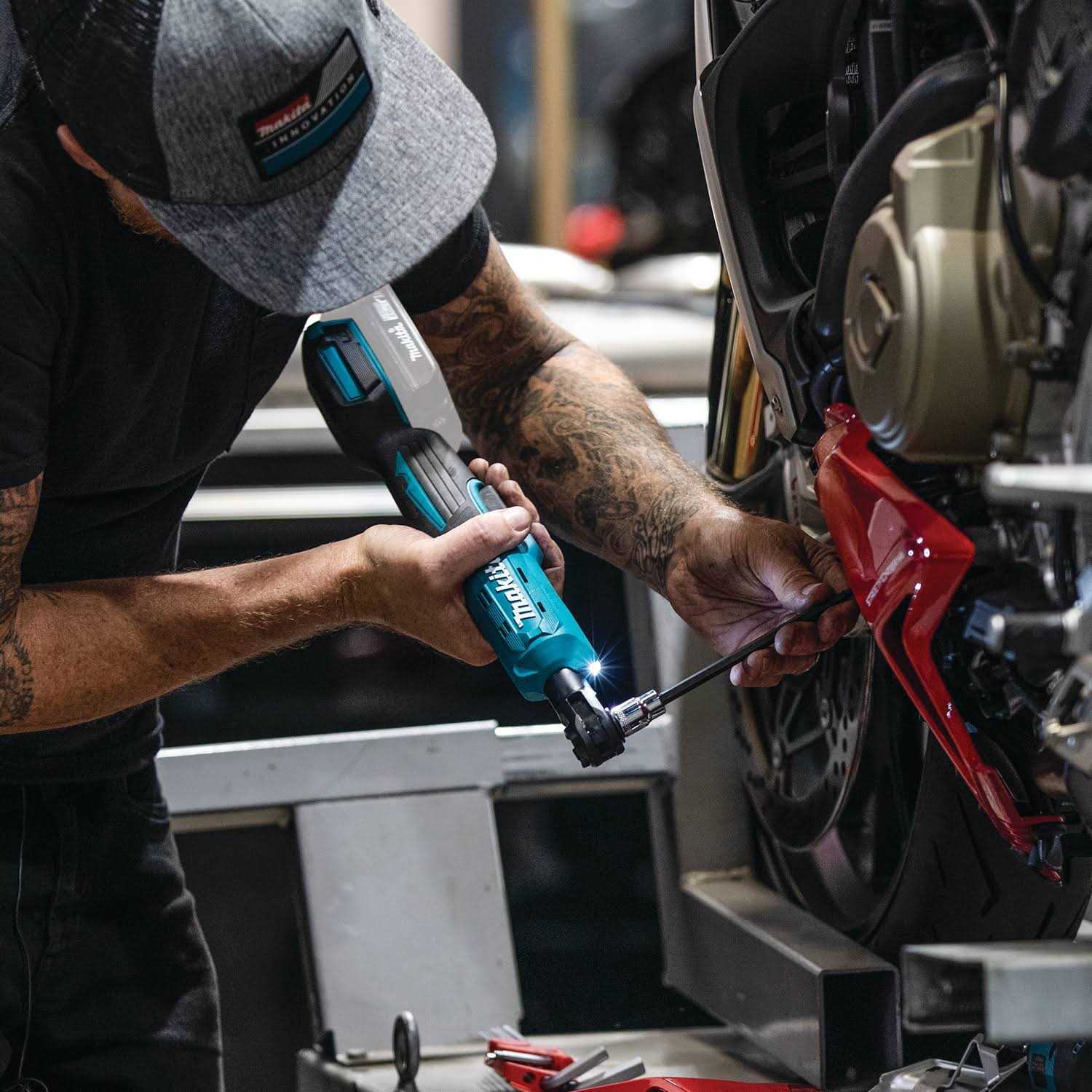 Makita XRW01Z 18V LXT Lithium-Ion Cordless 3/8 / 1/4 Sq.Drive Ratchet