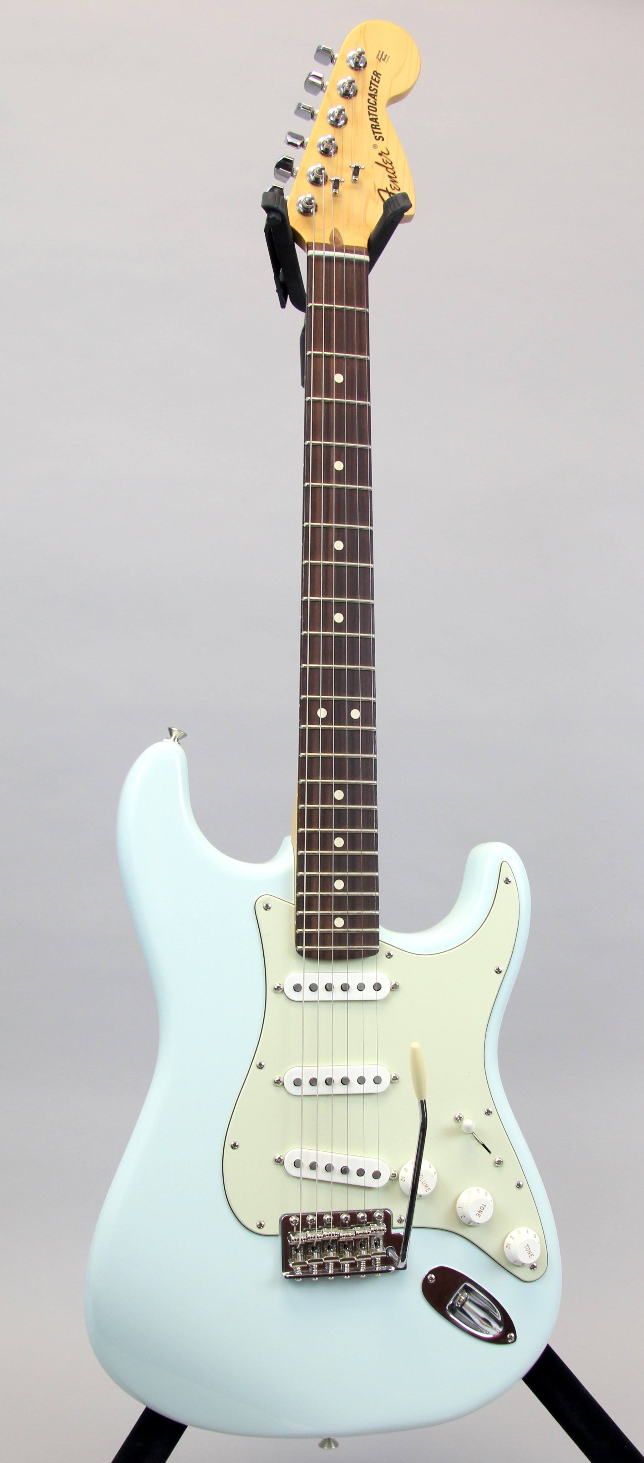 Fender 0115600372 2018 American Special Stratocaster Electric Guitar Rosewood Fretboard with Gigbag, Sonic Blue