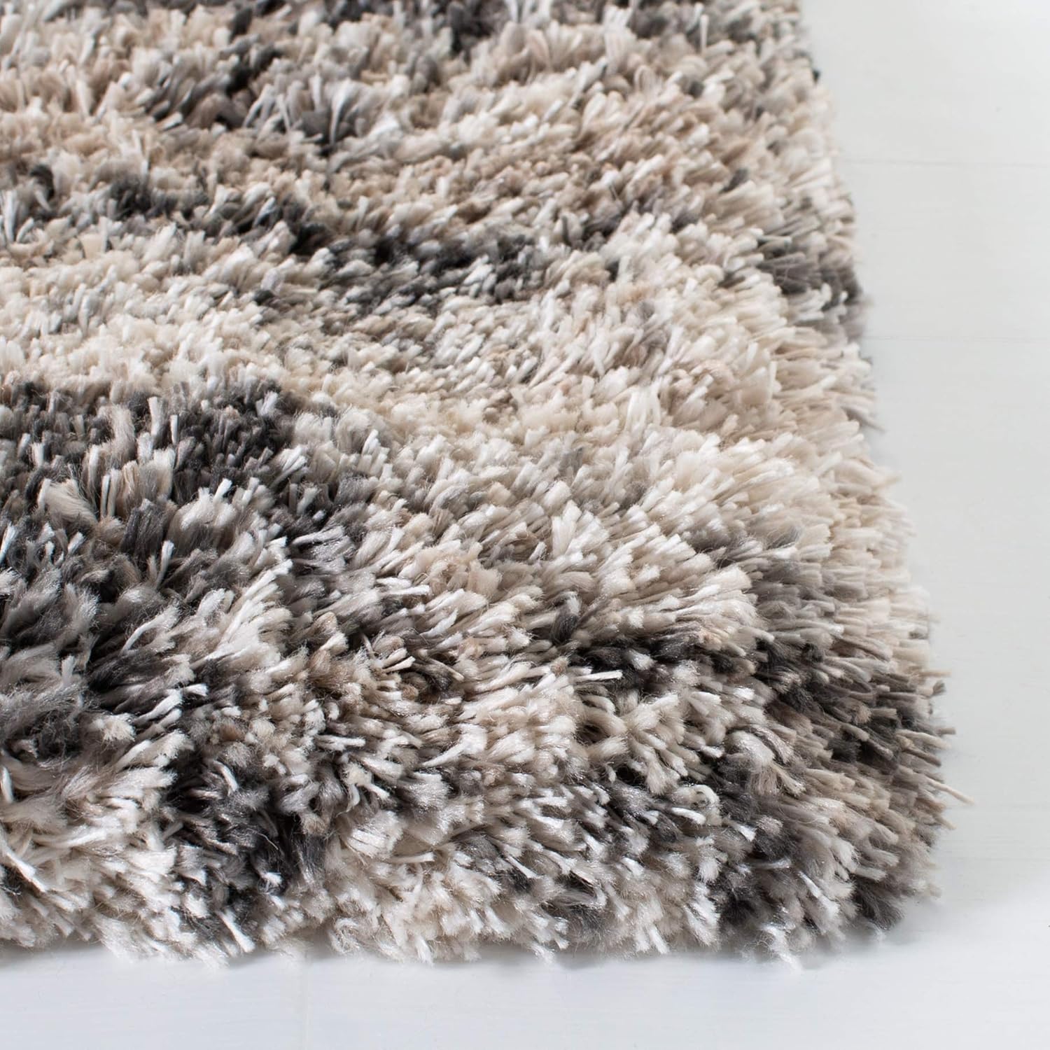SAFAVIEH Iceland Shag Collection Area Rug - 6' x 9', Cream & Grey, Modern Design, Non-Shedding & Easy Care, 2.5-inch Thick Ideal for High Traffic Areas in Living Room, Bedroom (ISG519A)