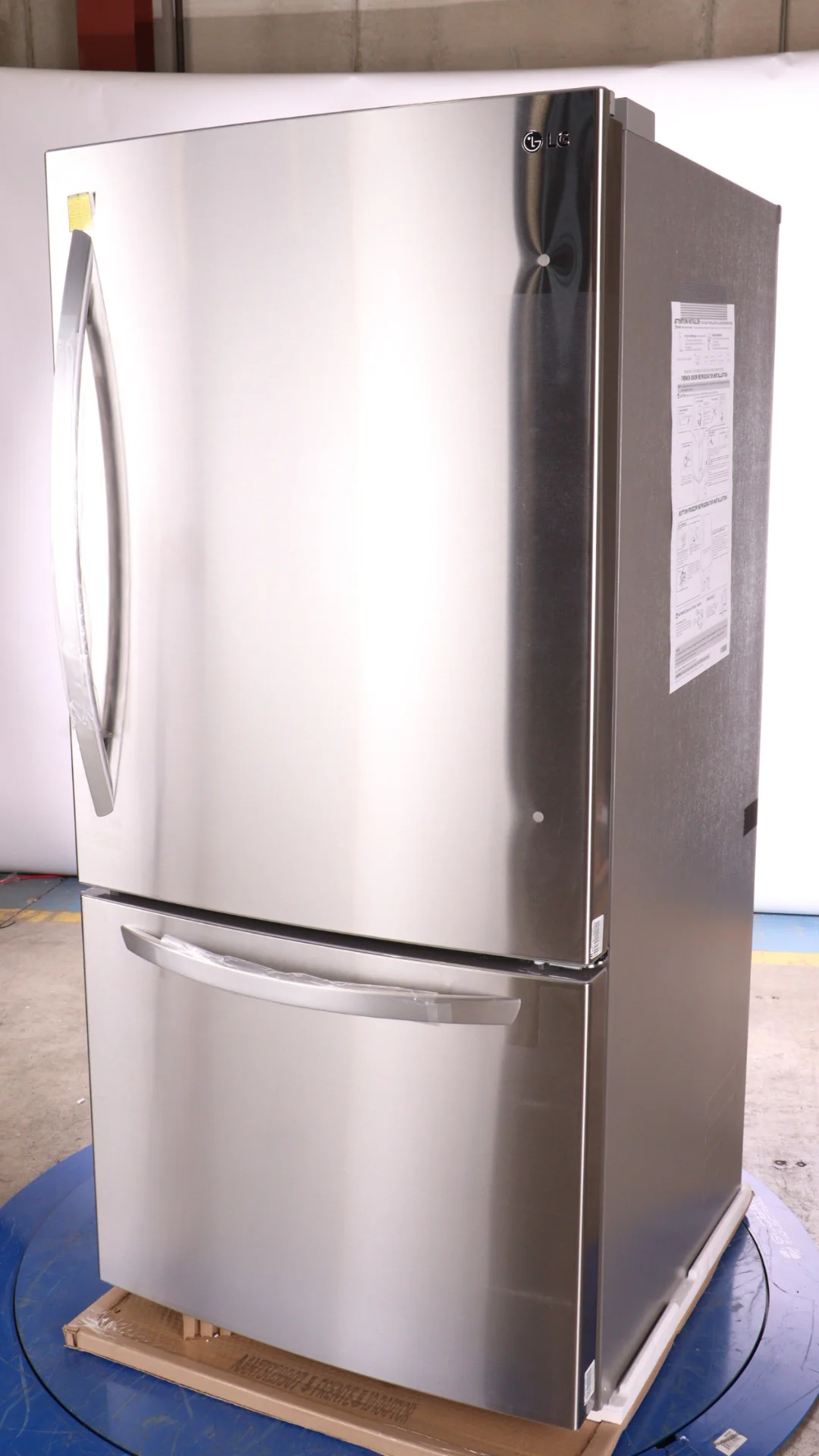 LG 33 IN. 26 CU. FT. SMUDGE-RESISTANT STAINLESS STEEL TWO-DOOR BOTTOM FREEZER DRAWER REFRIGERATOR WI