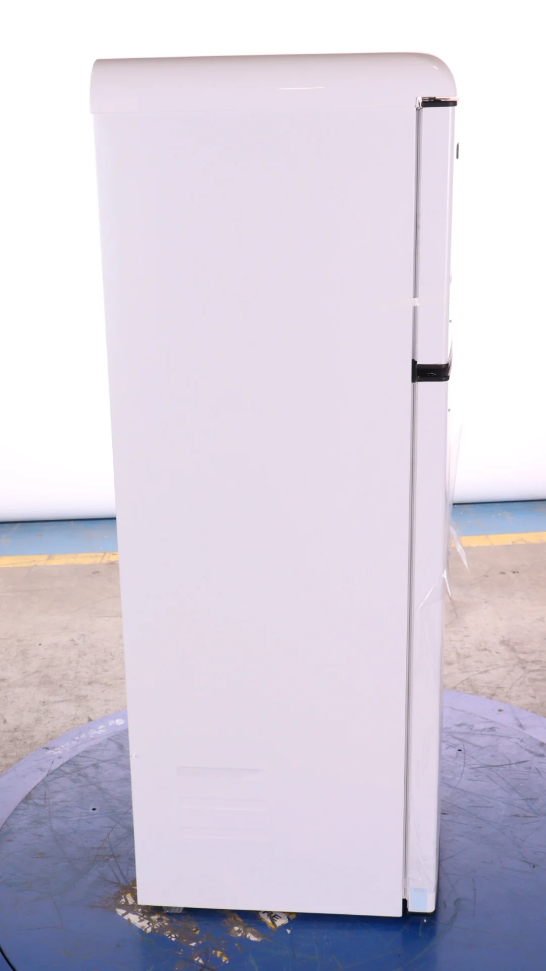 GALANZ 22 IN 7.6 CU FT. WHITE COUNTER DEPTH RETRO TOP MOUNT REFRIGERATOR WITH MATTE BLACK HARDWARE -