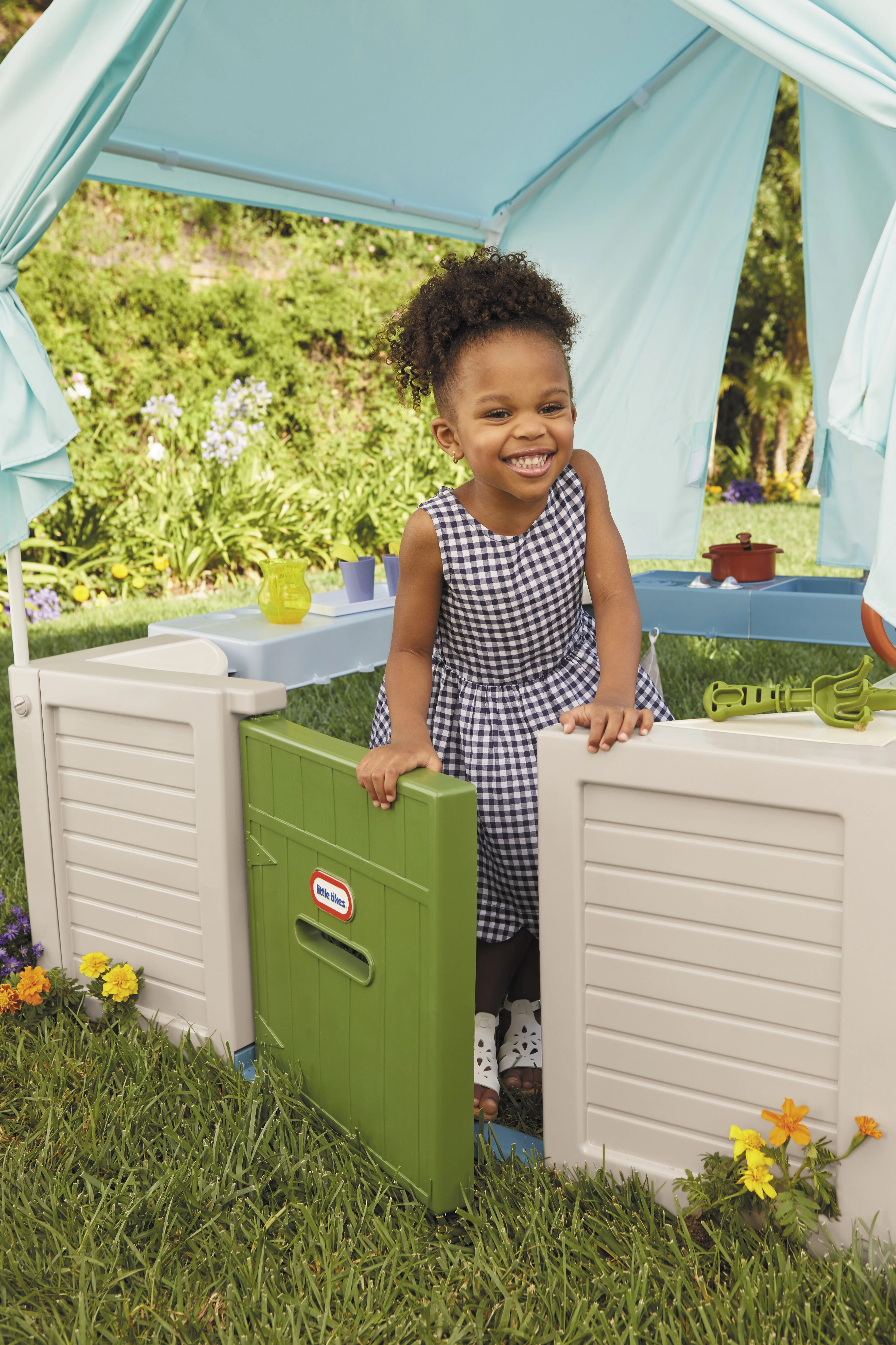 Little Tikes Backyard Bungalow Role-Play Playhouse with Kitchen, Garden, & Canopy