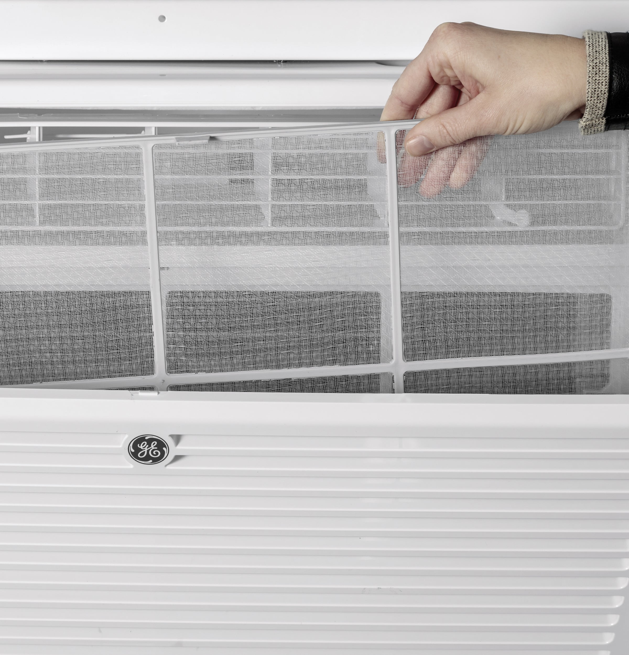 GE Appliances 12,000 BTU 115-Volt Window Air Conditioner with Wi-Fi and Eco Mode for Large Rooms, White, AEG12AZE