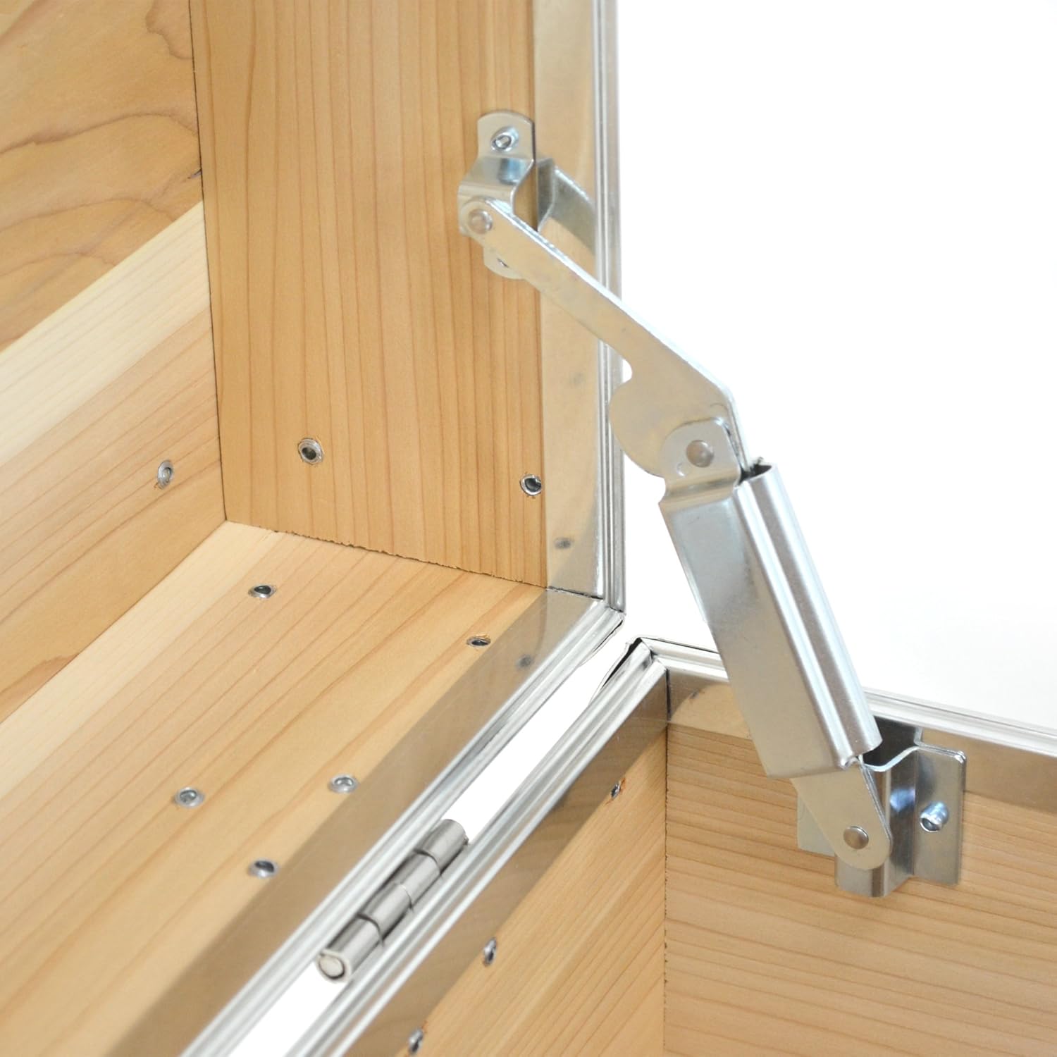 Rhino Trunk & Case Western Red Knotty Cedar Cube Trunk For Foot Locker Style & End of Bed Storage 18x18x20