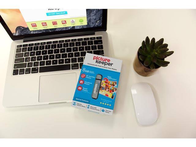 Picture Keeper 32GB Portable Flash USB Photo Backup and Storage Device