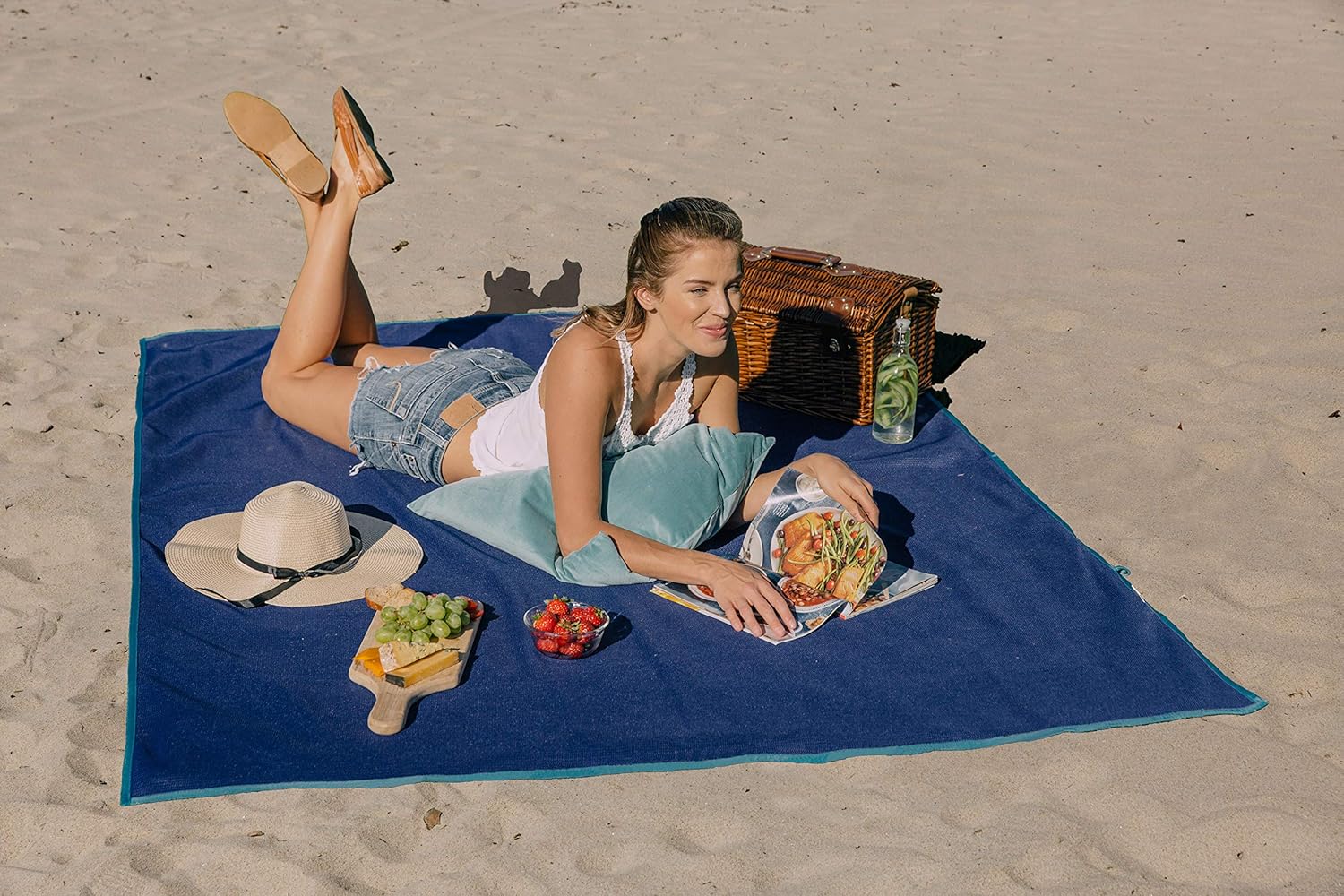 CGEAR Sandlite &ndash; Patented Sand-Free Beach Mat &ndash; Multi Use Outdoor Camping Mat, Picnic Blanket, Exercise Stretching Mat &ndash; Rollup Compact &ndash; Also Great for Families and Equipment Protection