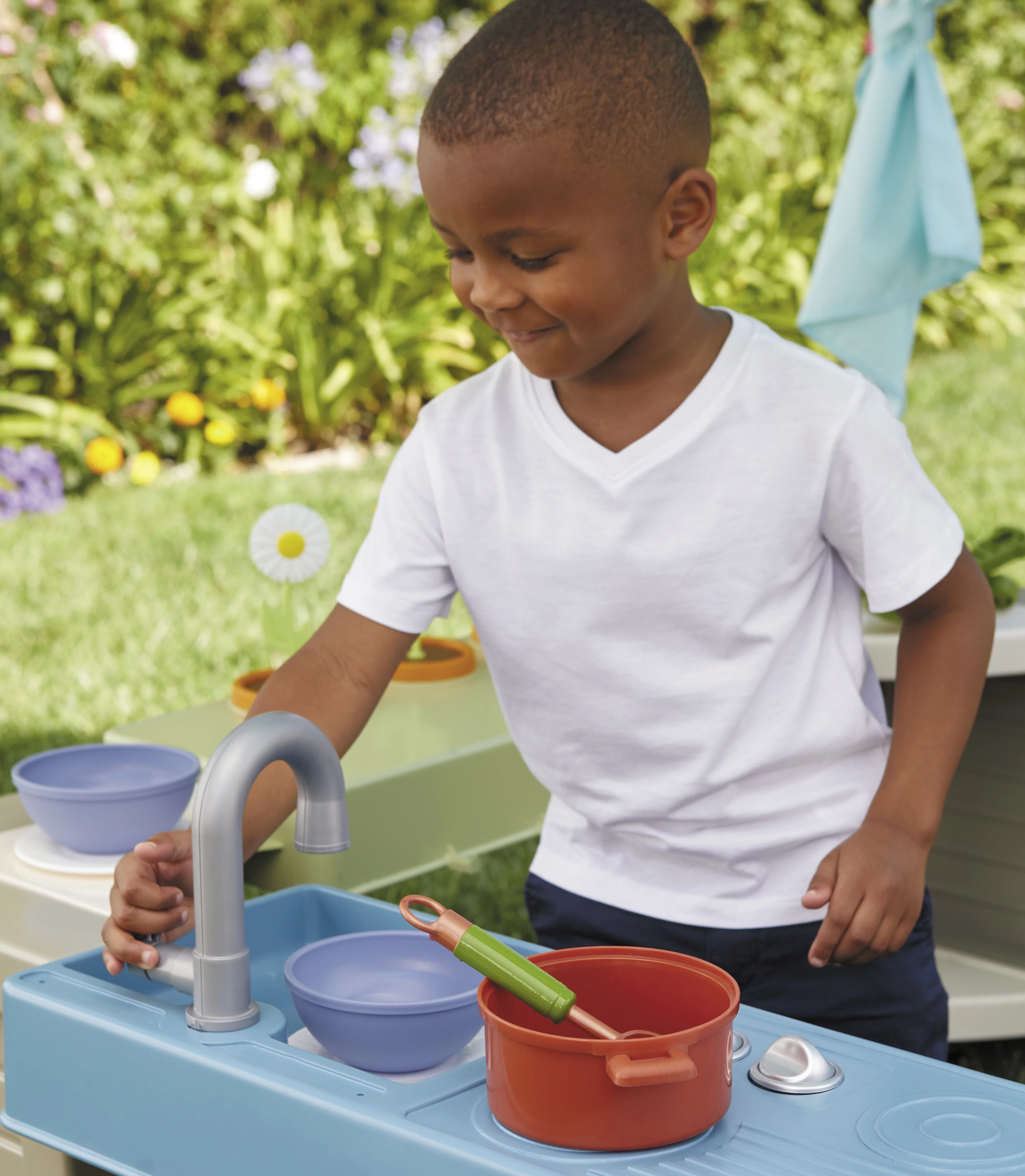 Little Tikes Backyard Bungalow Role-Play Playhouse with Kitchen, Garden, & Canopy