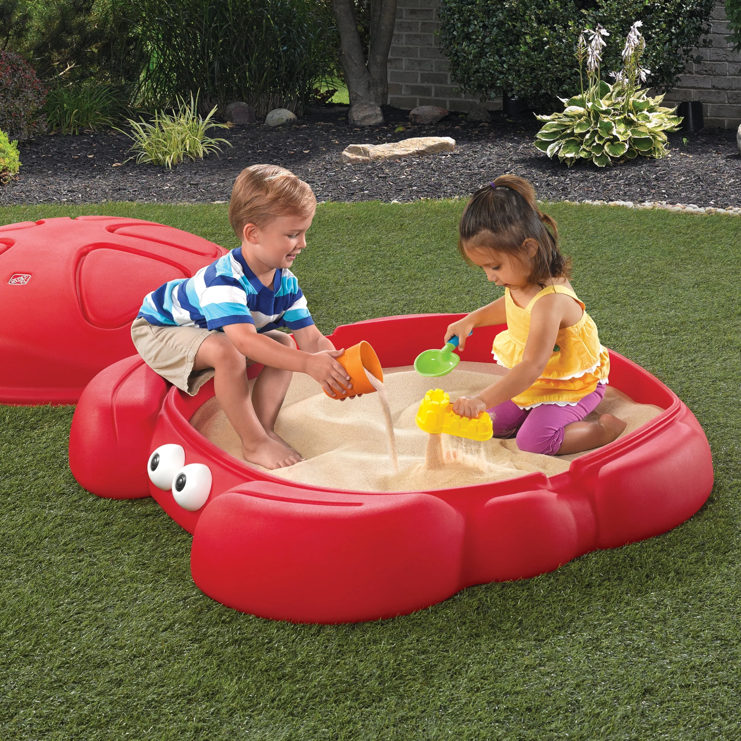 Step2 Crabbie Sandbox Red Plastic Outdoor Sandbox with Cover for Kids