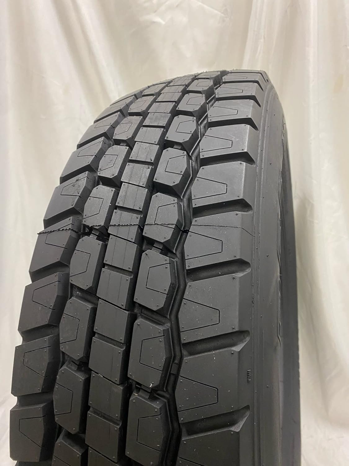 (1-TIRE) 225/70R19.5 NEW ROAD CREW R60 DRIVE TIRE 14 PLY 128/126L 22570195