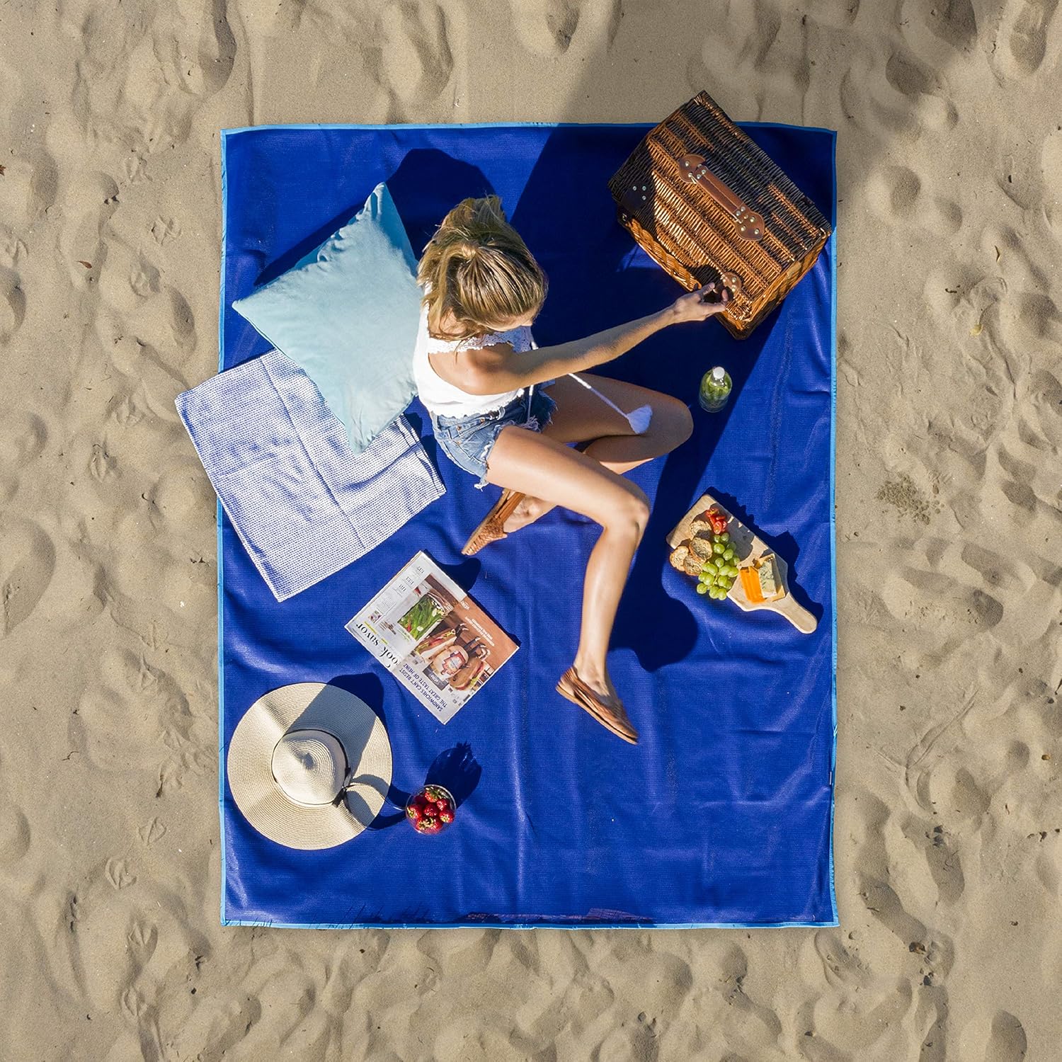 CGEAR Sandlite &ndash; Patented Sand-Free Beach Mat &ndash; Multi Use Outdoor Camping Mat, Picnic Blanket, Exercise Stretching Mat &ndash; Rollup Compact &ndash; Also Great for Families and Equipment Protection