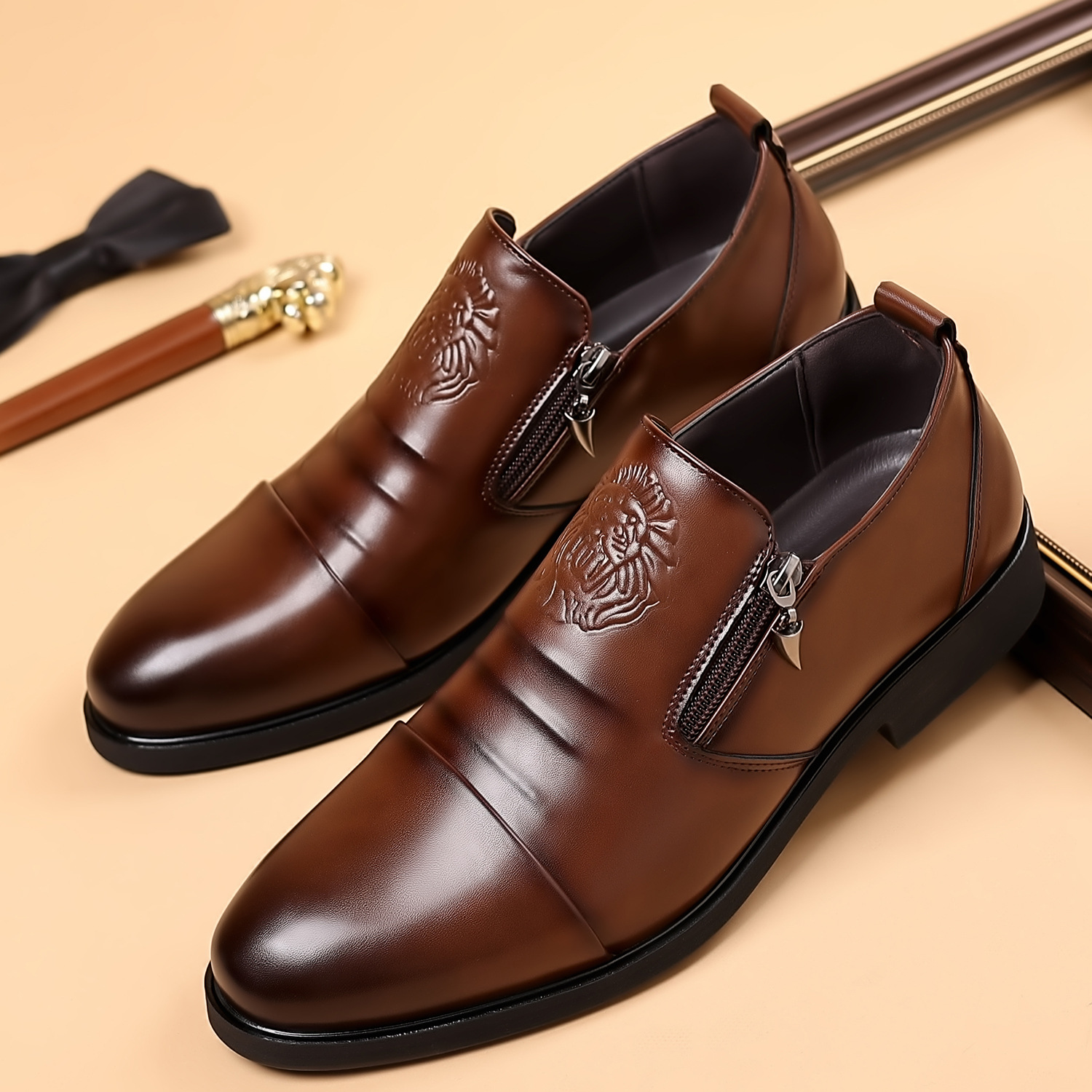 Handgeprägte Leder-Kurzstiefel mit Reißverschluss