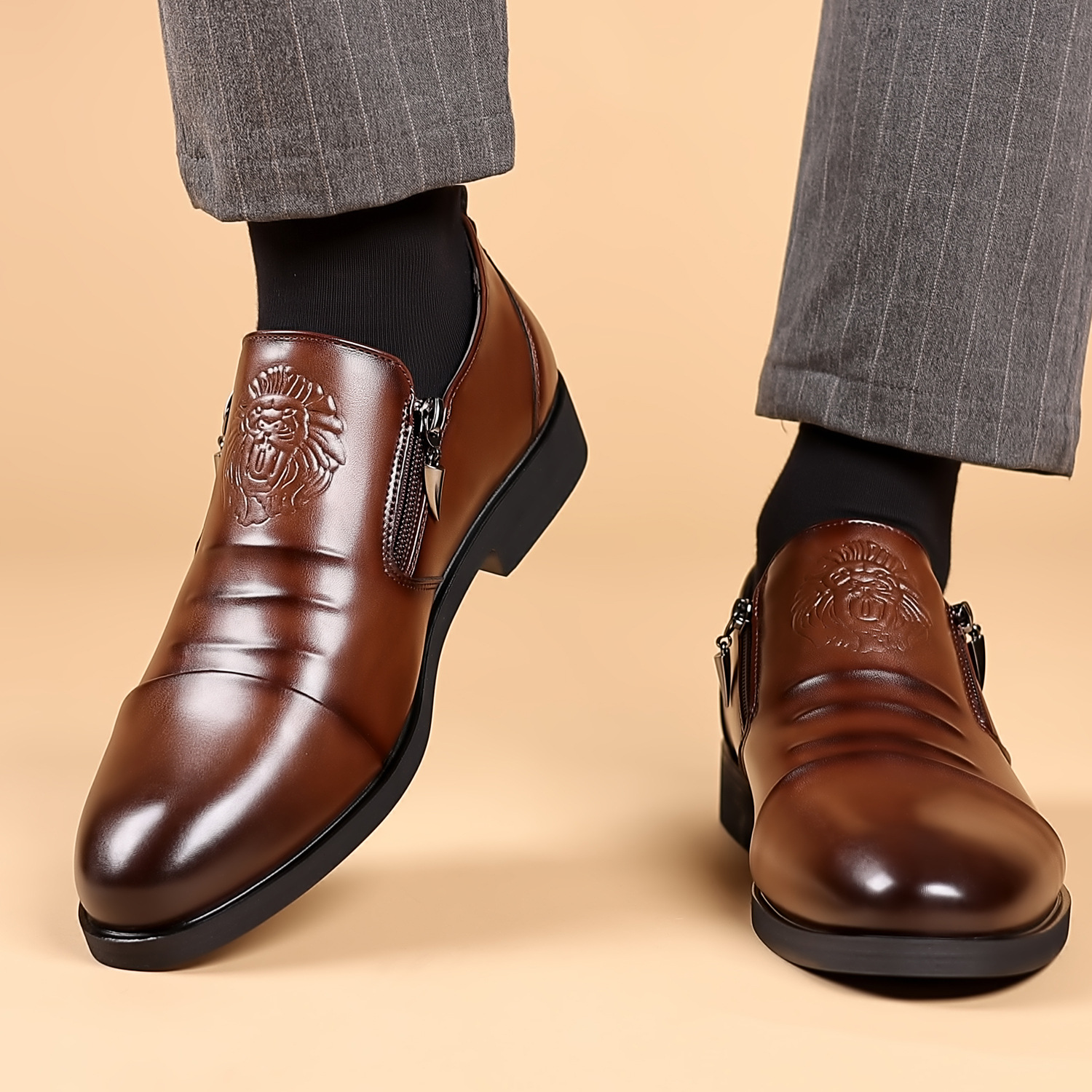 Handgeprägte Leder-Kurzstiefel mit Reißverschluss