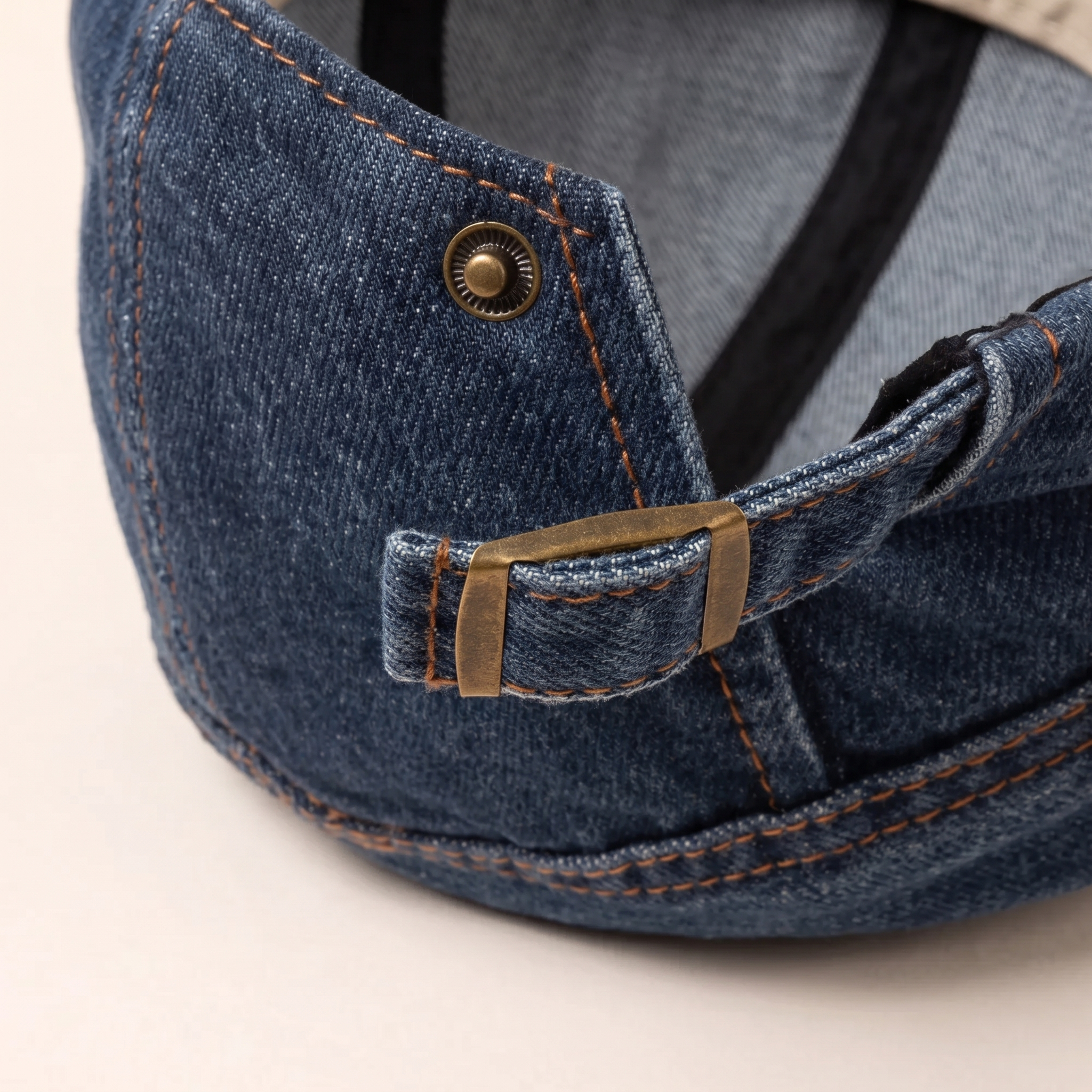 Denim-Cap mit Kontrastnähten