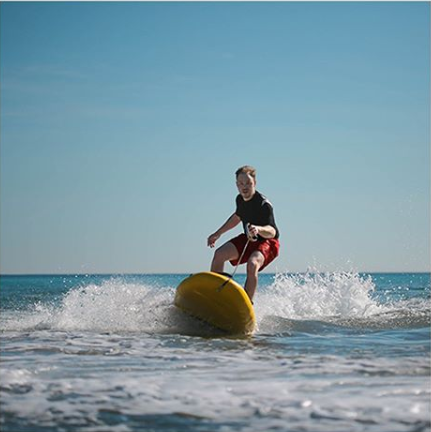 La mejor tabla de surf de verano con boya para piscina que necesitas