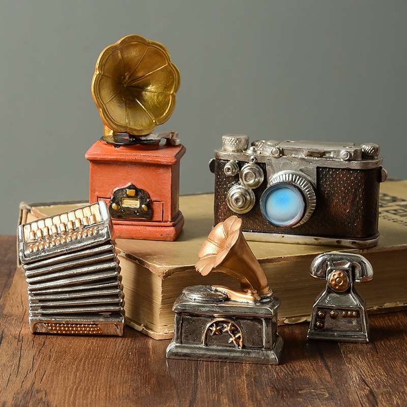 Vintage-style resin ornaments: mini phonograph and camera models for home decor and photography props.